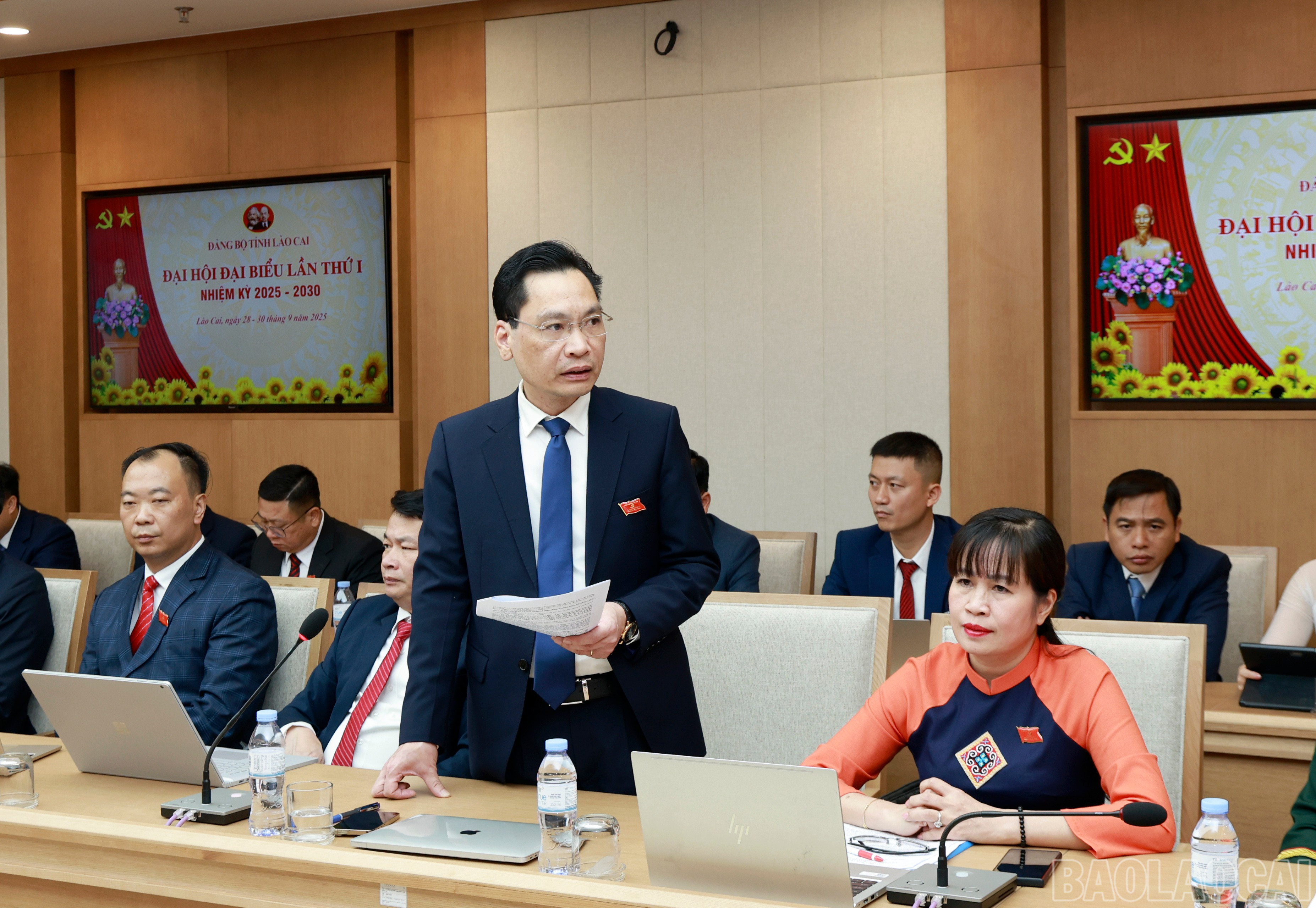 Đại biểu Tổ số 5 phát biểu thảo luận. baolaocai-br_giam-doc-so-xd-phi-cong-hoan.jpg