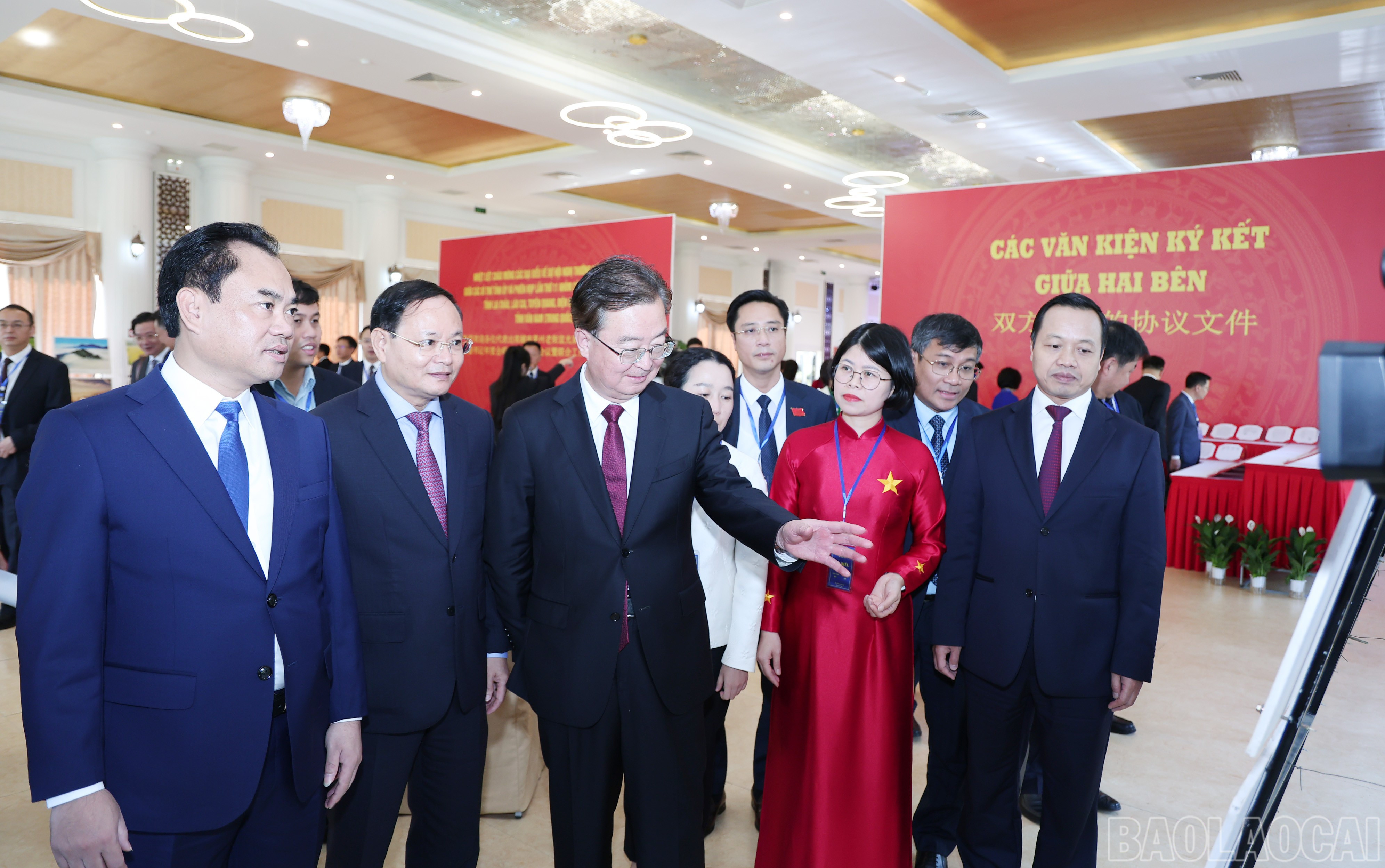 Đại biểu tham quan các văn kiện ký kết giữa hai bên. baolaocai-br_img-9130.jpg