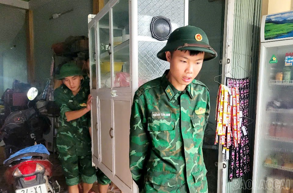 Bộ đội Biên phòng giúp người dân di chuyển đồ đạc đến nơi an toàn (ảnh: Bộ đội Biên phòng cung cấp). baolaocai-br_234.jpg