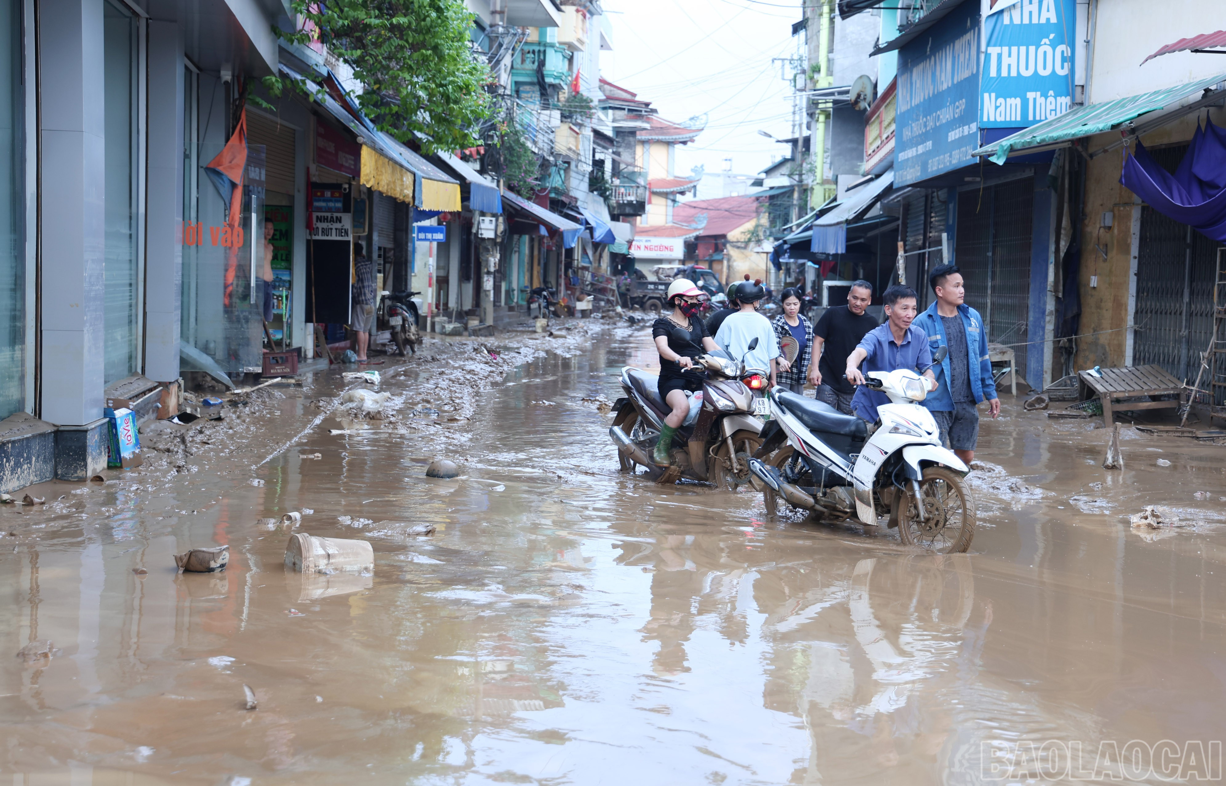 Sau mưa lũ, nhiều tuyến đường thuộc phường Yên Bái và Nam Cường ngập trong bùn đất. baolaocai-br_img-3789.jpg