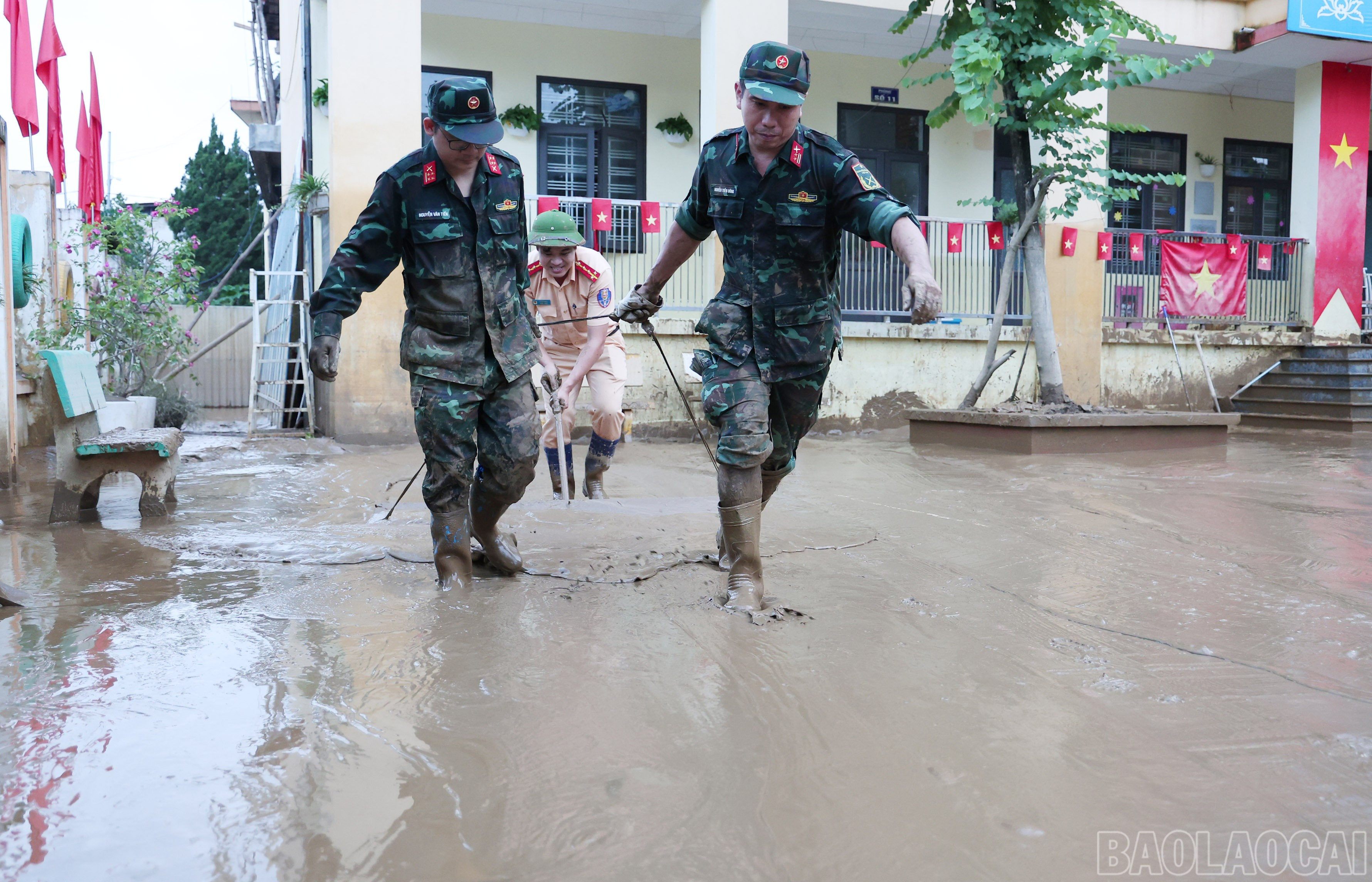 Cán bộ, chiến sĩ lực lượng vũ trang chạy đua với thời gian giúp địa phương khắc phục hậu quả thiên tai. baolaocai-br_img-3982.jpg