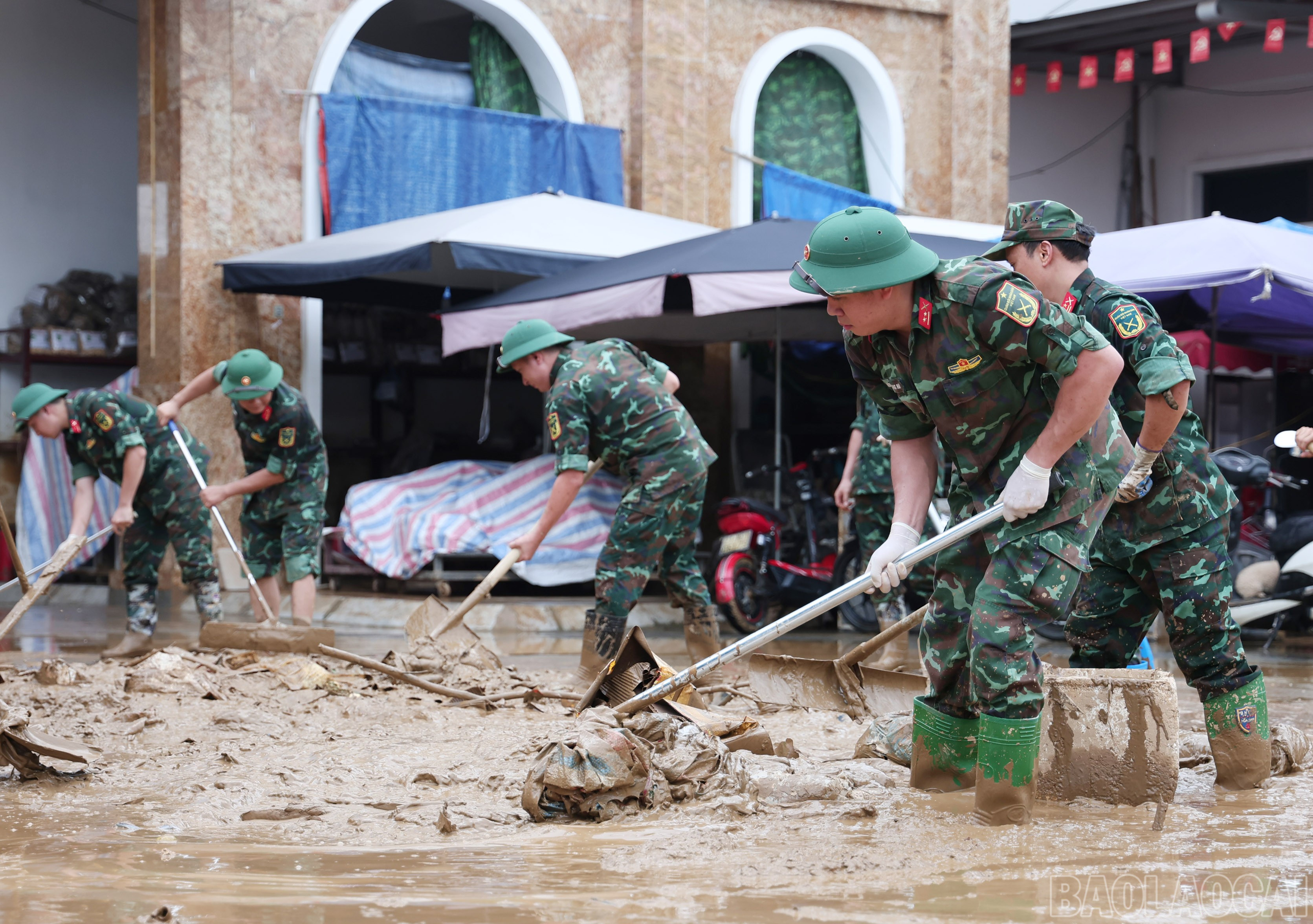 Bộ đội dọn bùn, rác tại khu vực chợ Yên Bái. baolaocai-br_img-4331.jpg