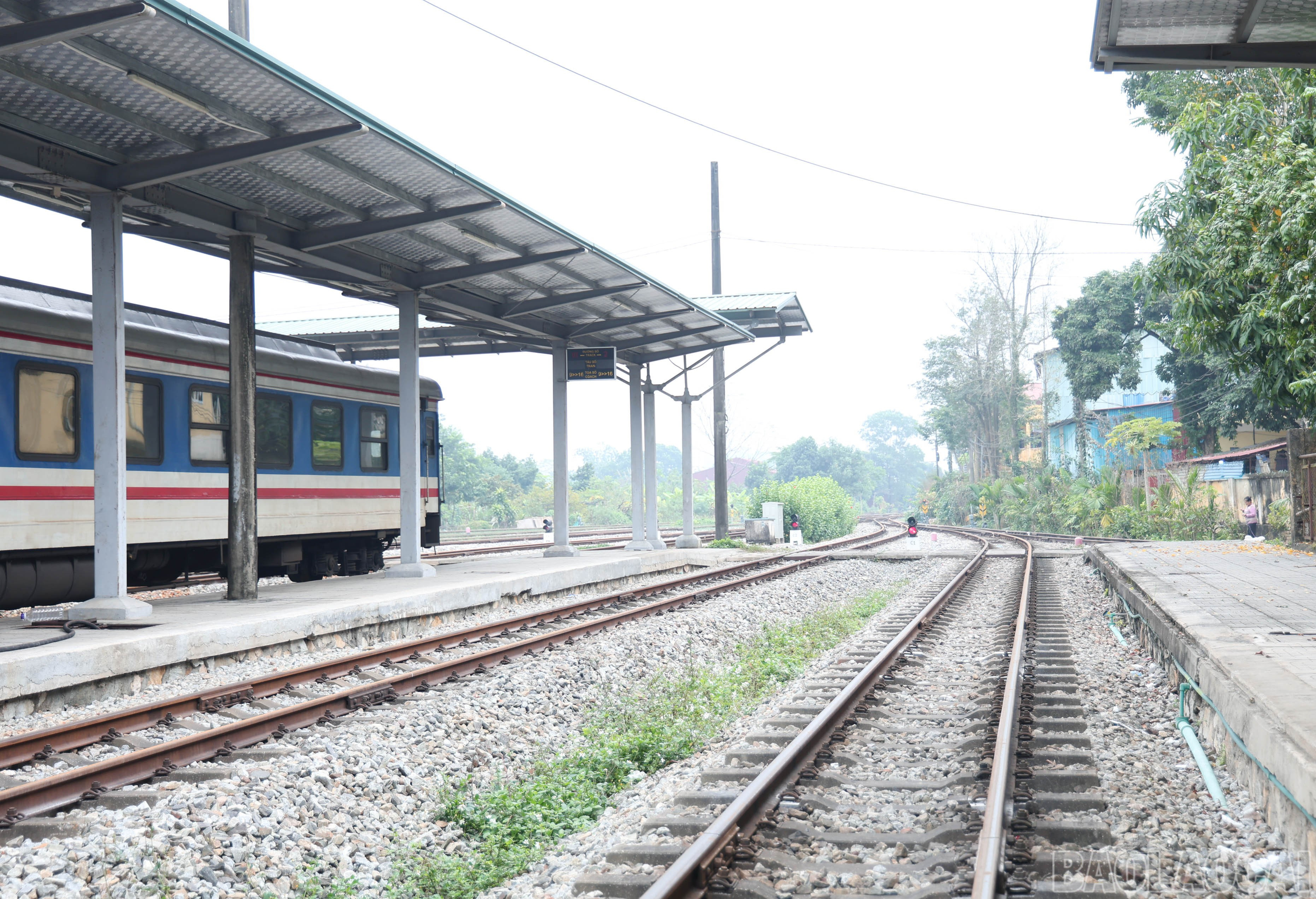 ខ្សែរថភ្លើងចាស់ ដែលត្រូវបានសាងសង់រាប់រយឆ្នាំមុន លែងស័ក្តិសមសម្រាប់តម្រូវការអភិវឌ្ឍន៍បច្ចុប្បន្នទៀតហើយ។ baolaocai-br_img-3813.jpg
