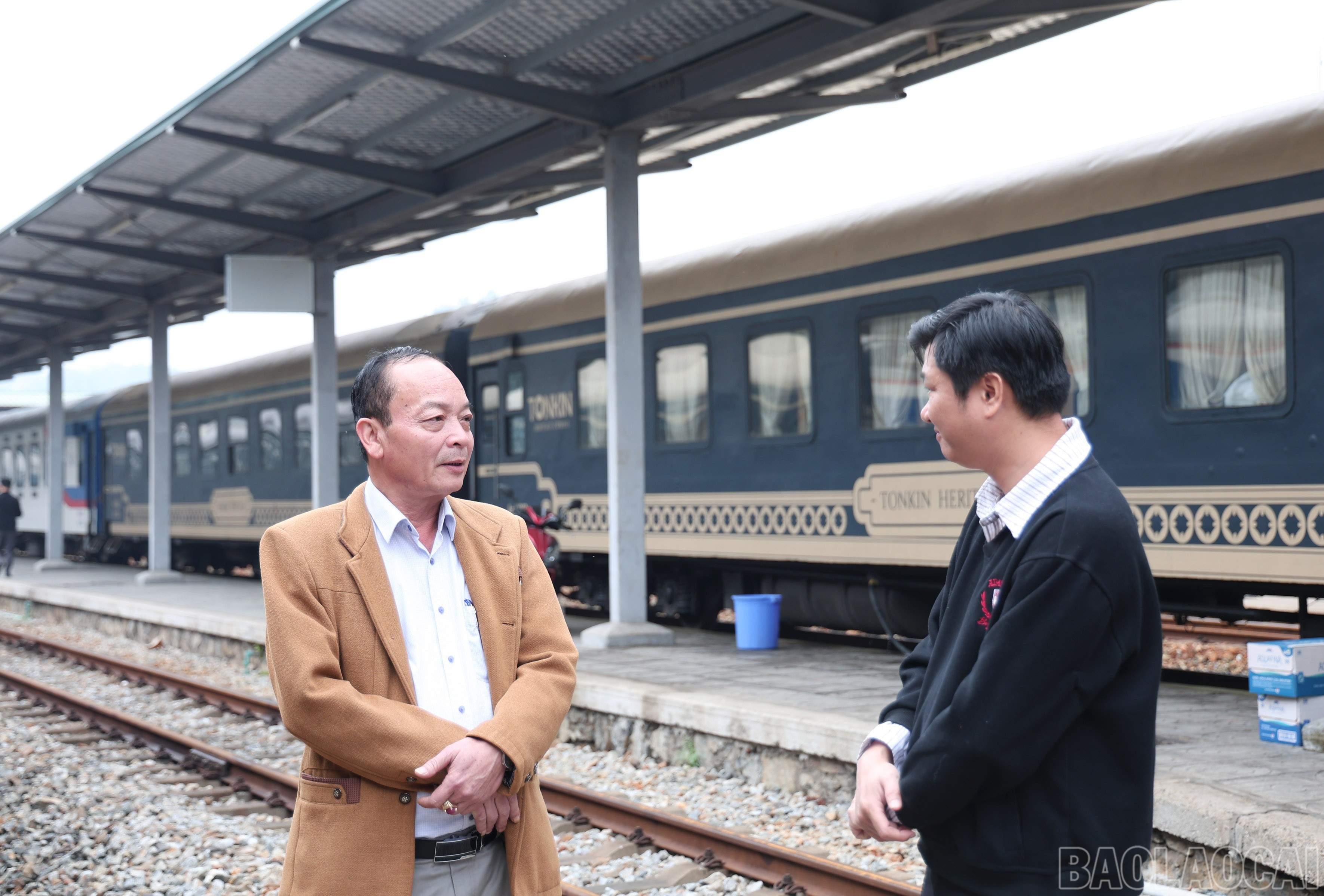 លោក ង៉ូ វូក្វាង ប្រធានស្ថានីយ៍រថភ្លើងឡាវកាយ ជួបសន្ទនាជាមួយអ្នកយកព័ត៌មានមកពីកាសែត និងវិទ្យុ និងទូរទស្សន៍ខេត្តឡាវកាយ។ baolaocai-br_img-3802.jpg