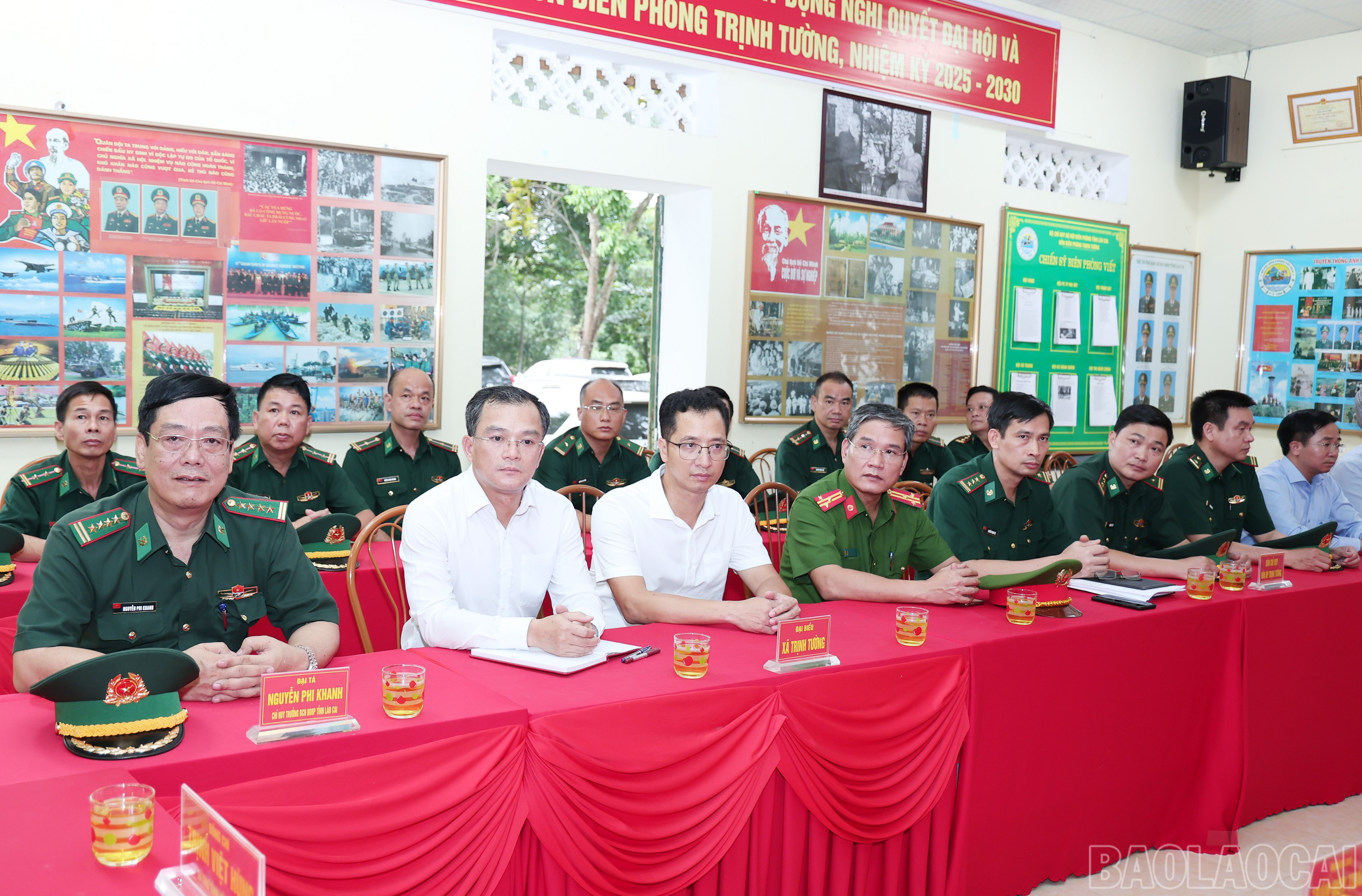 Đại biểu dự buổi làm việc với Đồn Biên phòng Trịnh Tường. baolaocai-br_img-7683.jpg