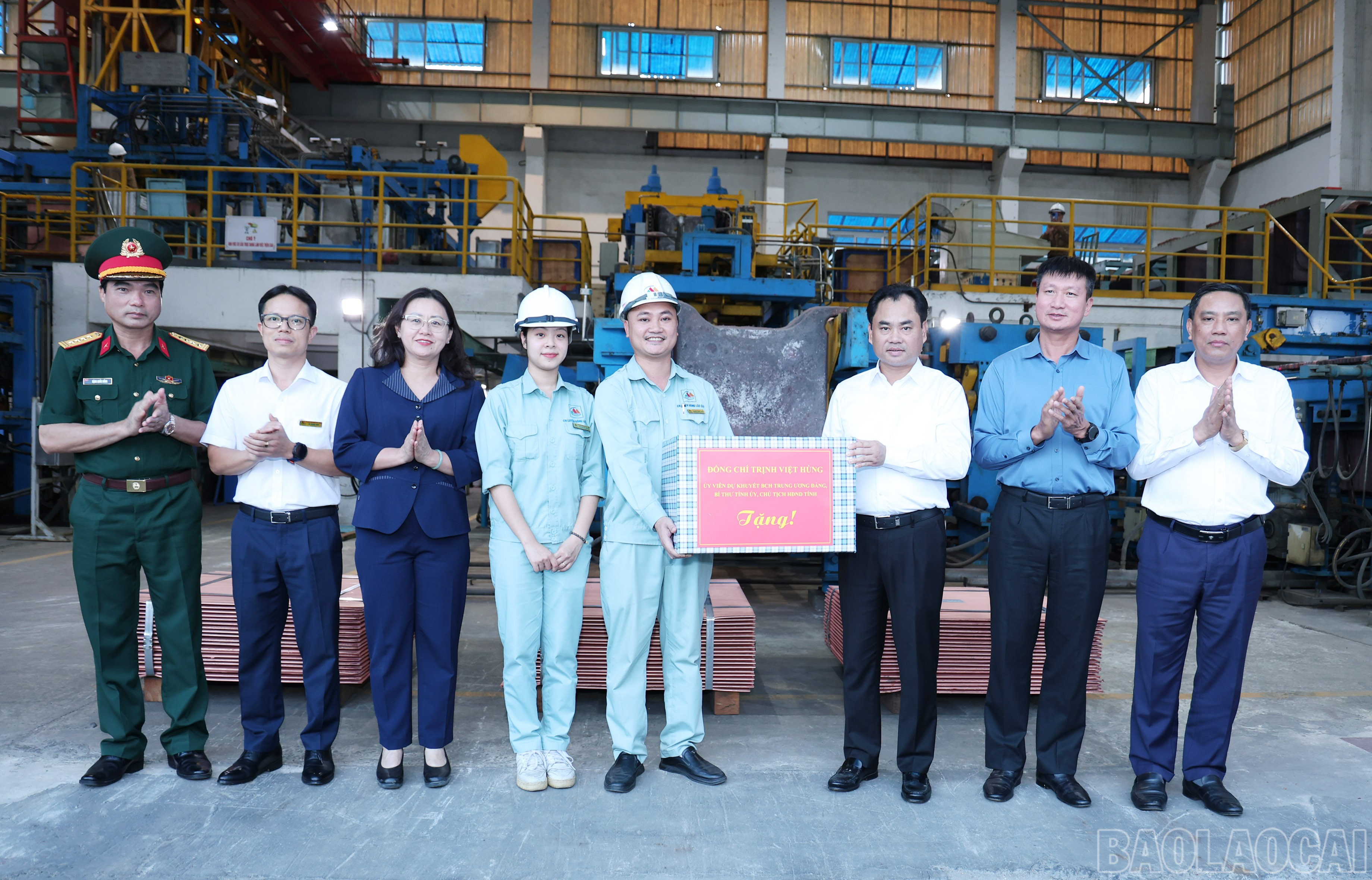 Các đồng chí Thường trực Tỉnh ủy thăm, tặng quà Nhà máy luyện đồng Bát Xát. baolaocai-br_img-7824.jpg