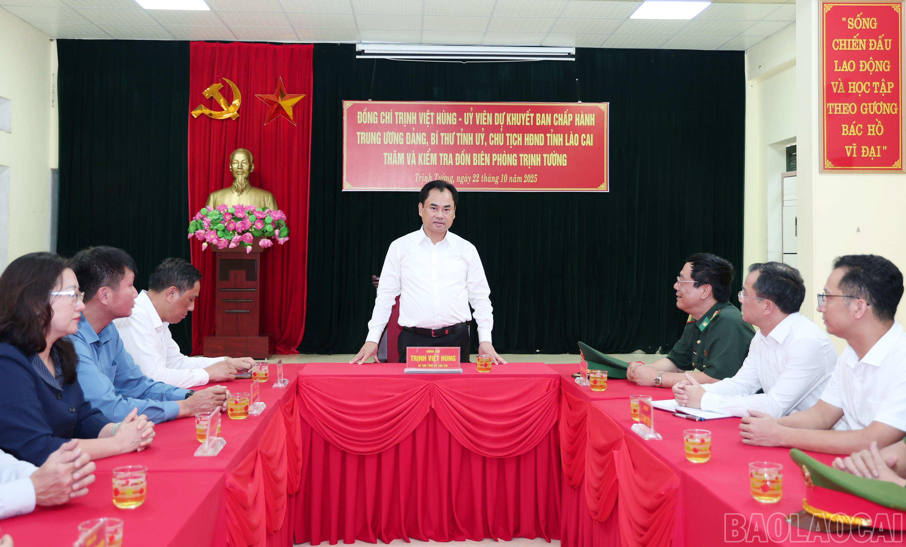 Đồng chí Trịnh Việt Hùng - Ủy viên dự khuyết Ban Chấp hành Trung ương Đảng, Bí thư Tỉnh ủy, Chủ tịch HĐND tỉnh phát biểu tại buổi làm việc với cán bộ, chiến sĩ Đồn Biên phòng Trịnh Tường. baolaocai-br_img-7664.jpg