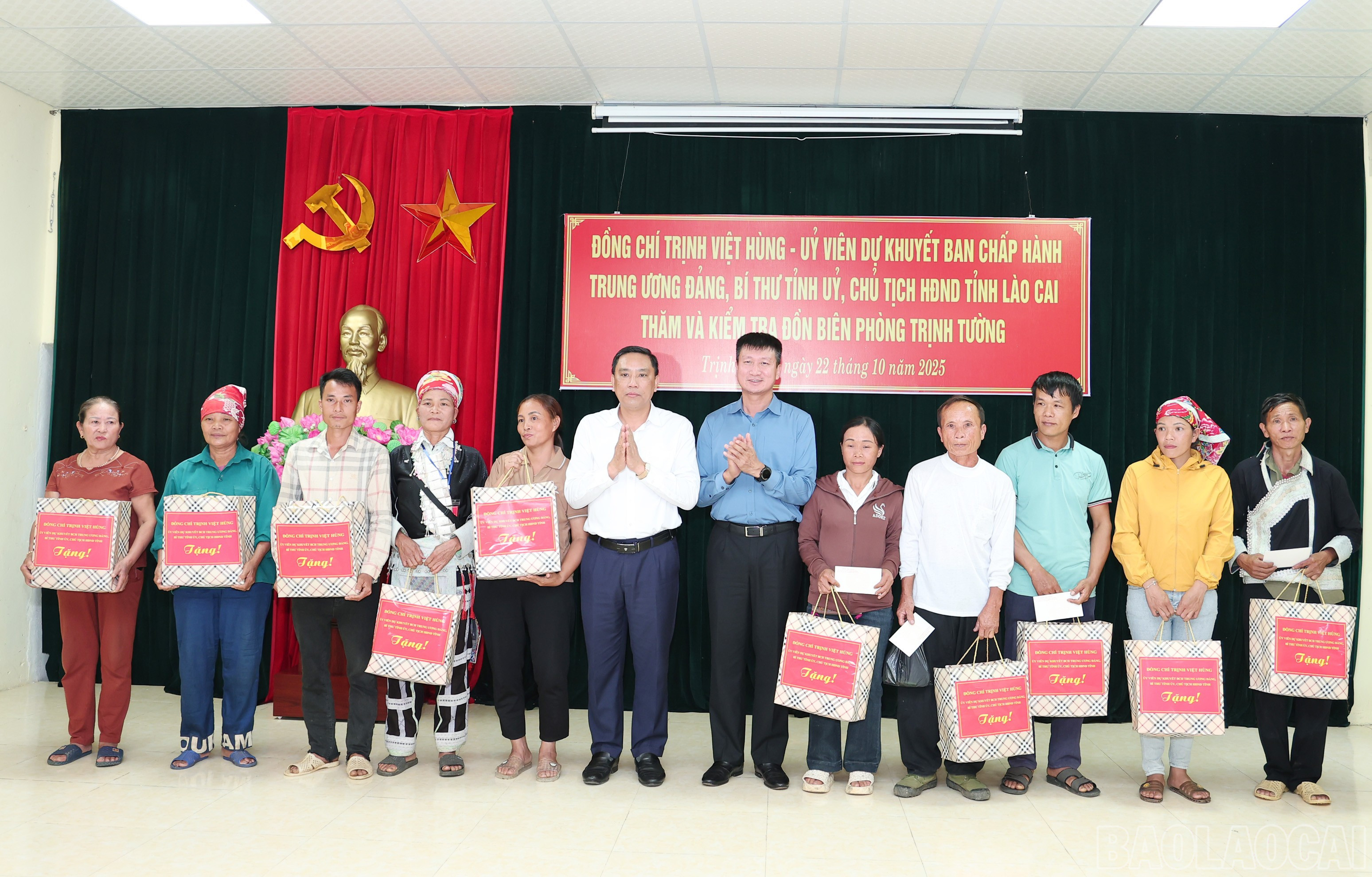 Các đồng chí Thường trực Tỉnh ủy tặng quà các hộ dân xã Trịnh Tường bị ảnh hưởng do mưa lũ. baolaocai-br_img-7742.jpg