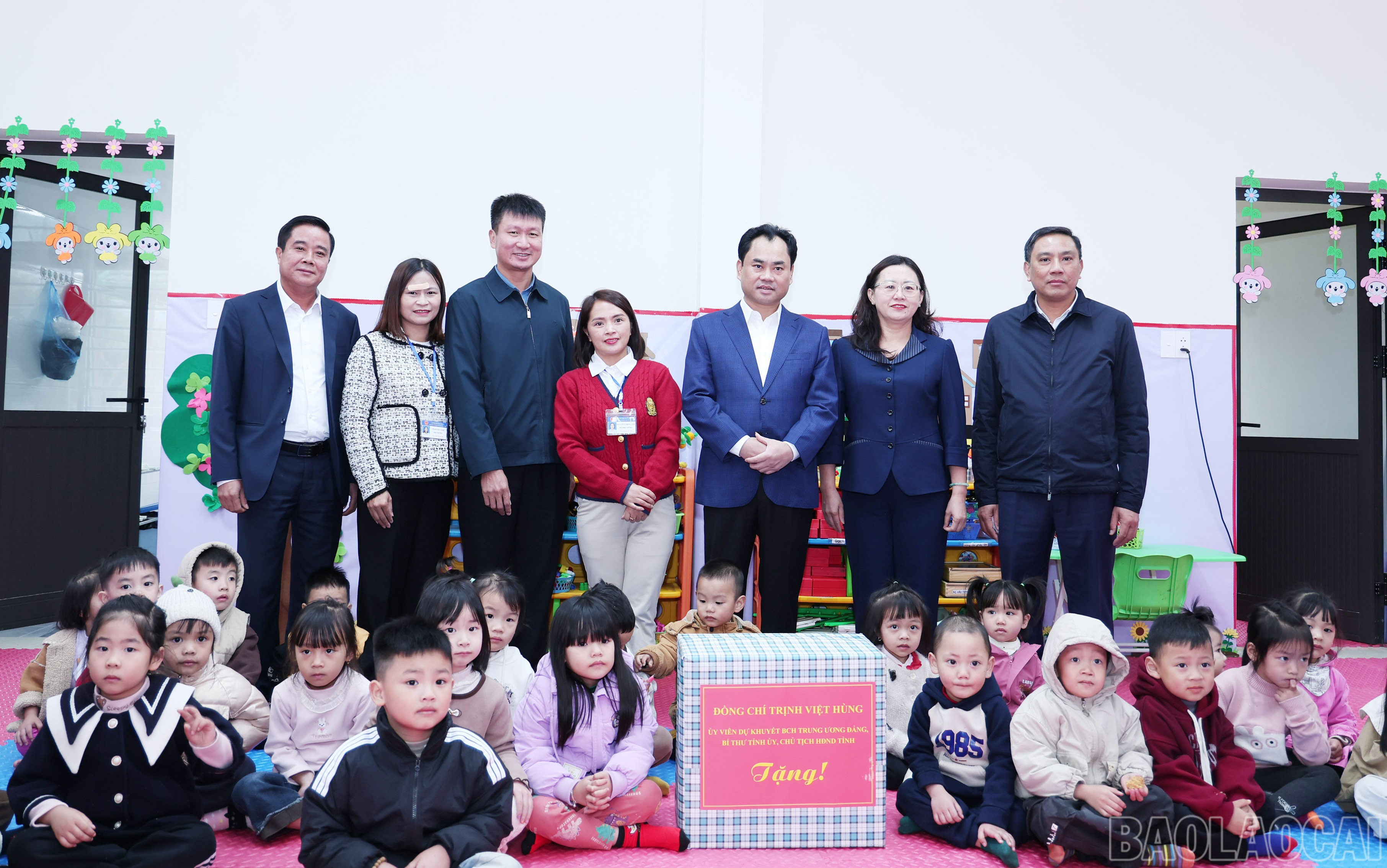 Các đồng chí Thường trực Tỉnh ủy tặng quà Trường Mầm non Ô Quý Hồ. baolaocai-br_7117.jpg