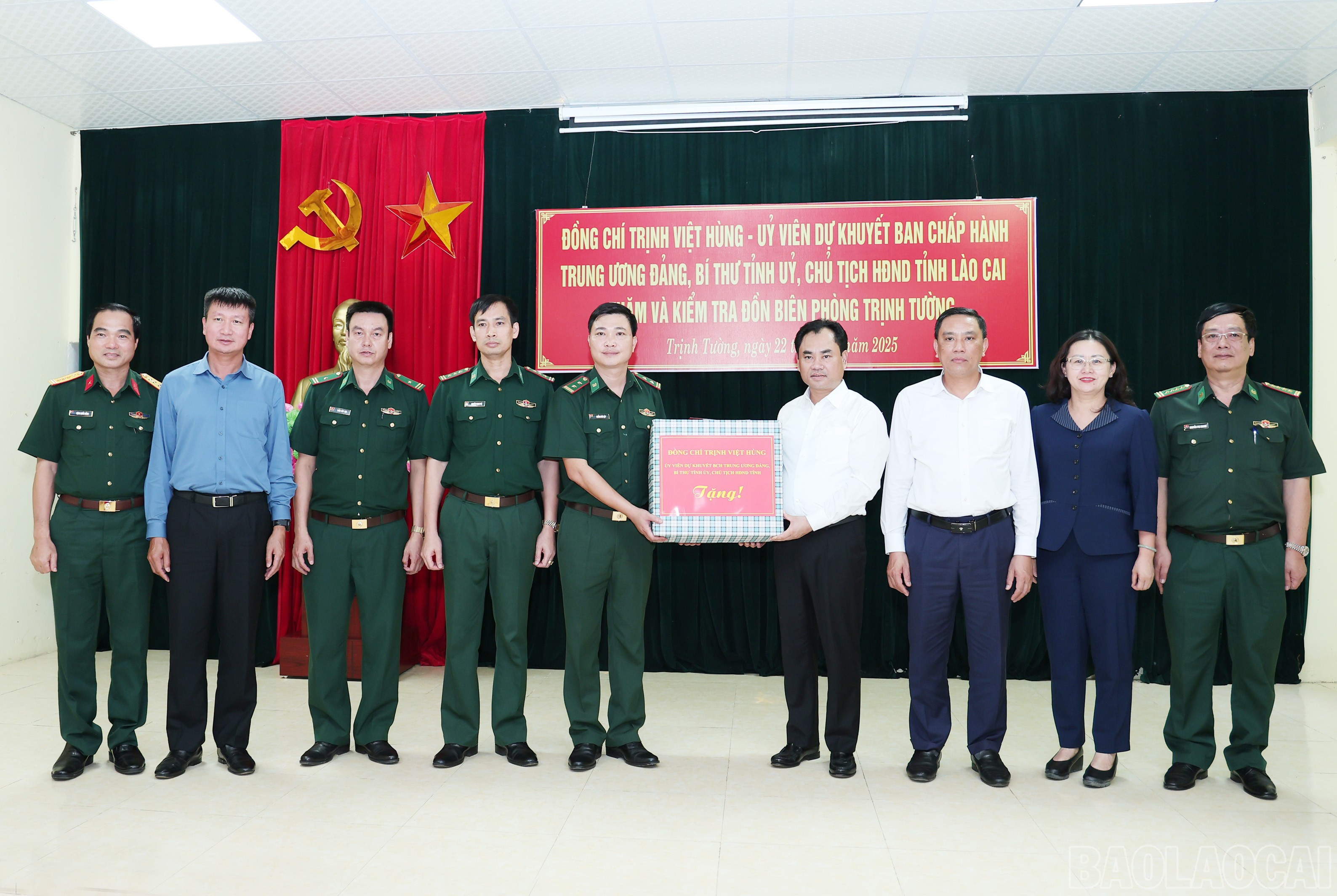 Đồng chí Bí thư Tỉnh ủy và các đồng chí Thường trực Tỉnh ủy tặng quà cán bộ, chiến sĩ Đồn Biên phòng Trịnh Tường. baolaocai-br_img-7716.jpg