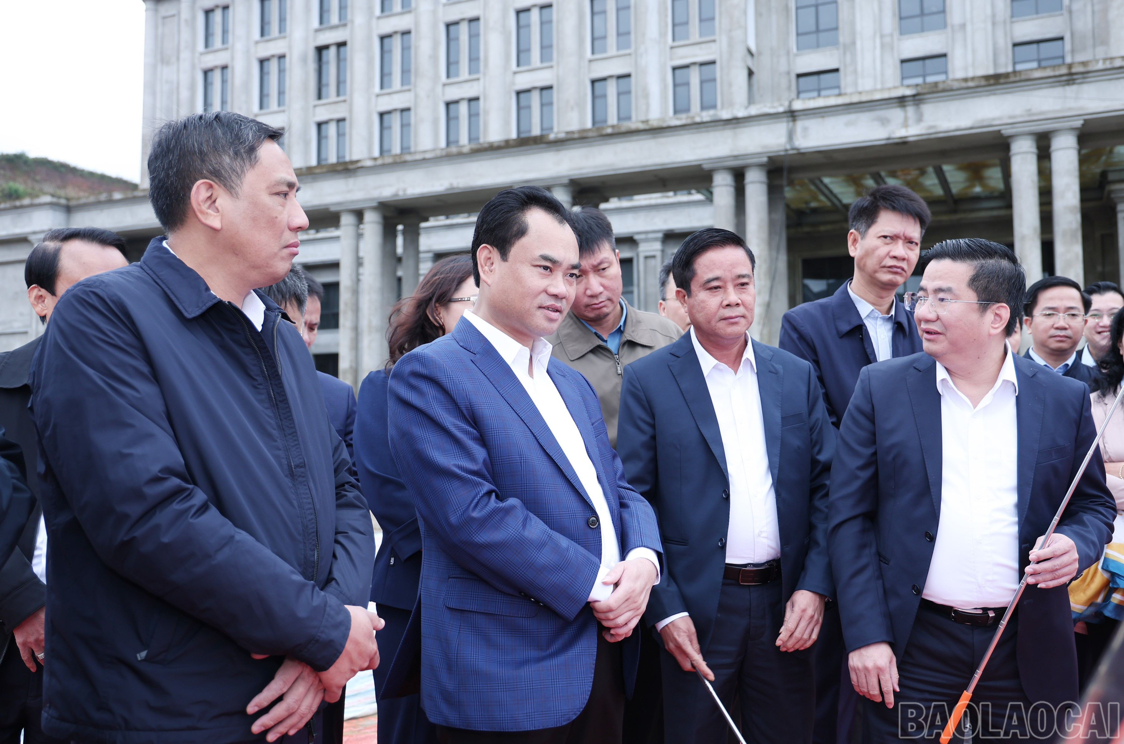 Đồng chí Bí thư Tỉnh ủy Trịnh Việt Hùng cùng đoàn công tác kiểm tra dự án Khu hành chính Sa Pa. baolaocai-br_7038.jpg