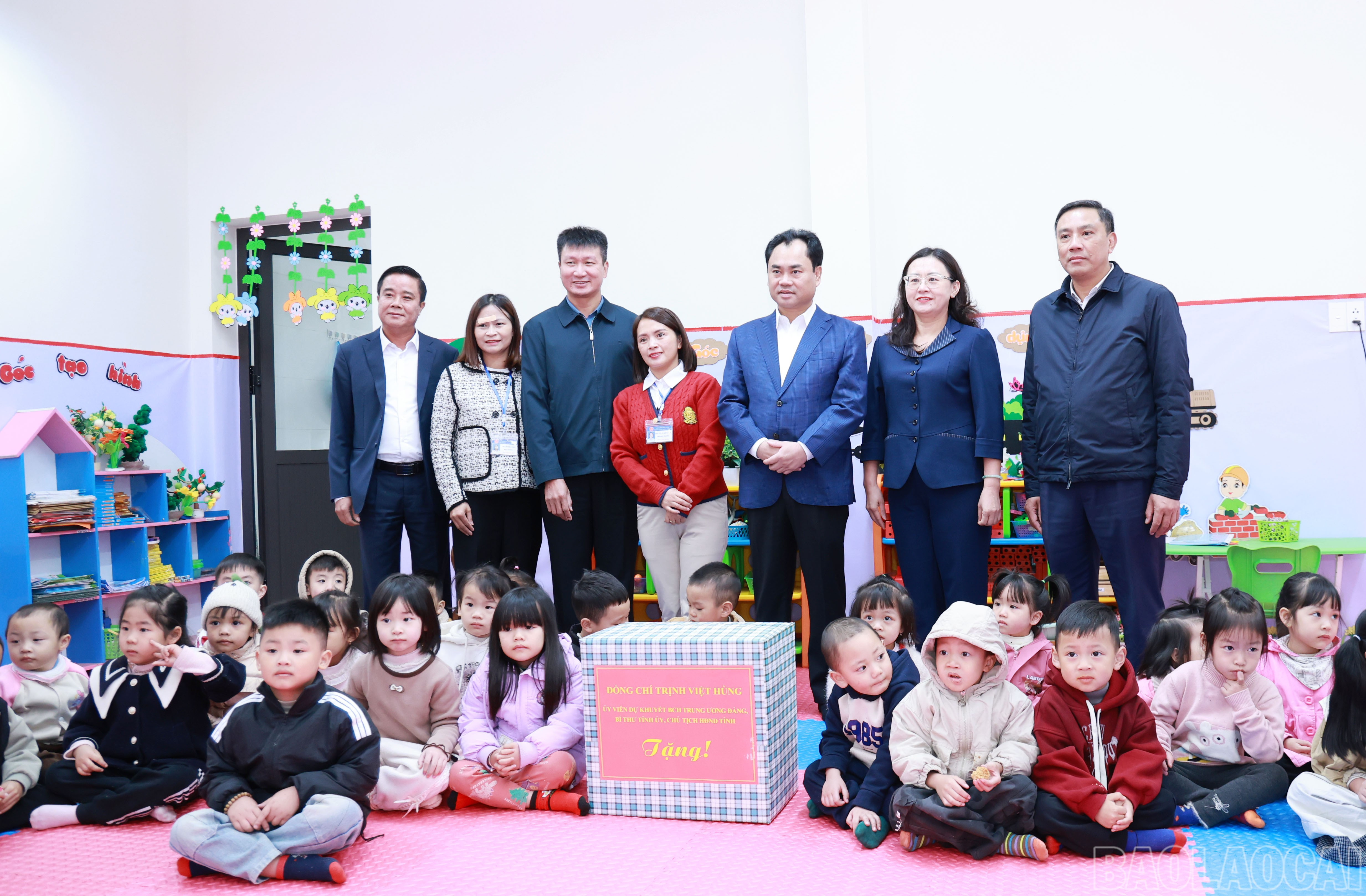 Các đồng chí Thường trực Tỉnh ủy tặng quà học sinh Trường Mầm non Ô Quý Hồ. baolaocai-br_593.jpg