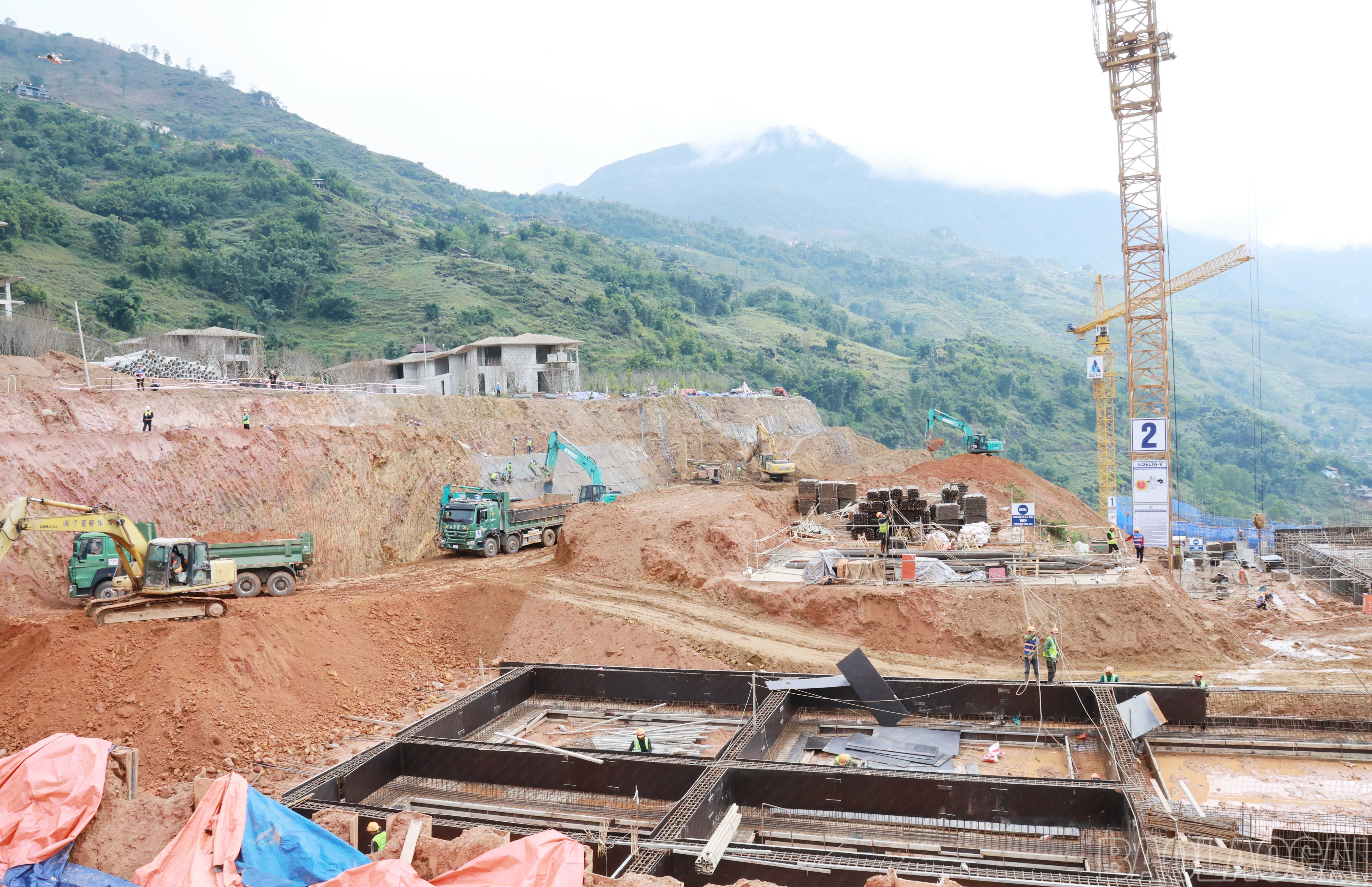Đồng chí Bí thư Tỉnh ủy Trịnh Việt Hùng và đoàn công tác kiểm tra dự án Công viên văn hoá Mường Hoa, quy mô 83 ha với tổng mức đầu tư hơn 22.000 tỷ đồng. baolaocai-br_874.jpg
