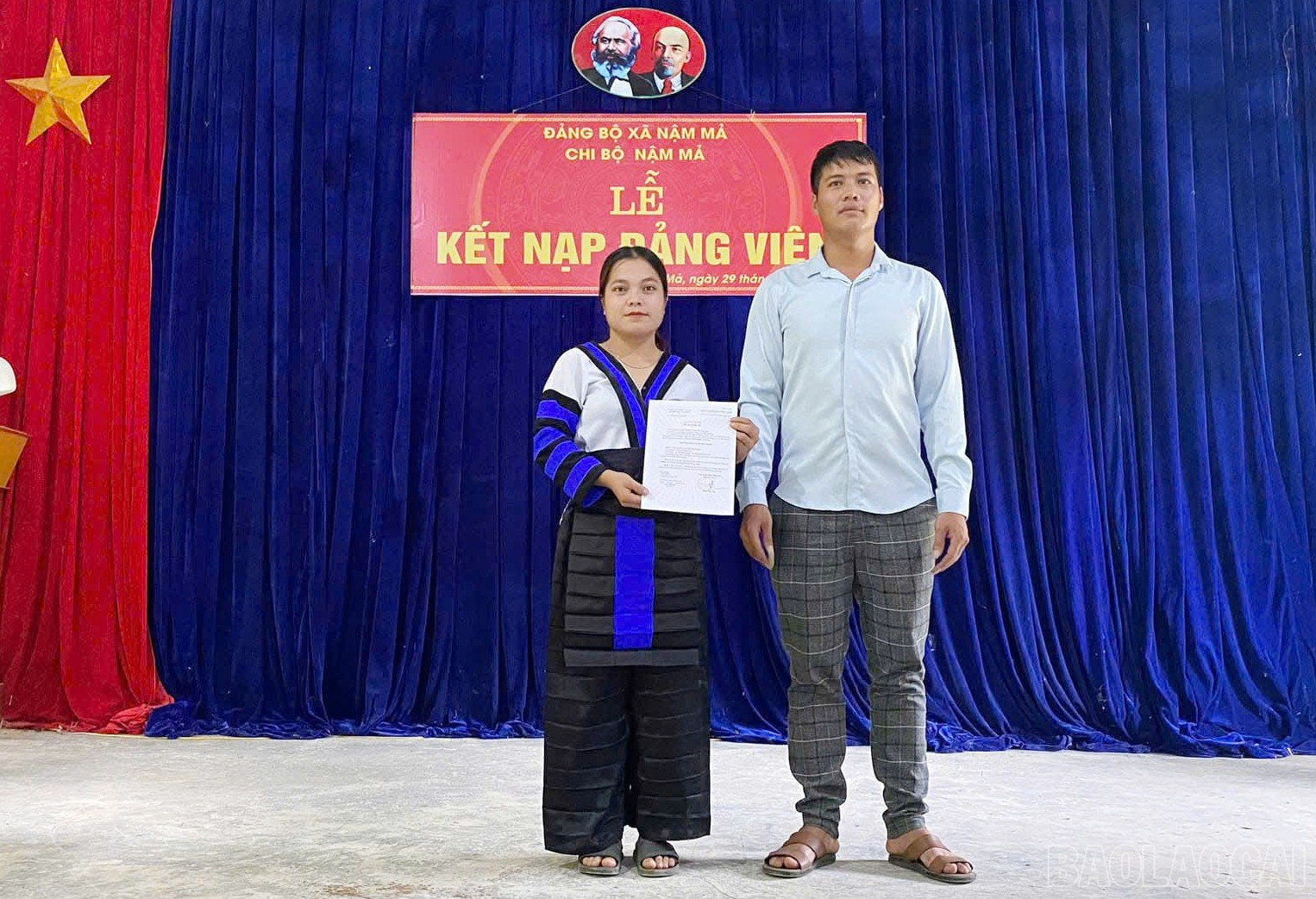 Chị Vù Thị Nhung vinh dự được đứng trong hàng ngũ của Đảng. baolaocai-br_1.jpg