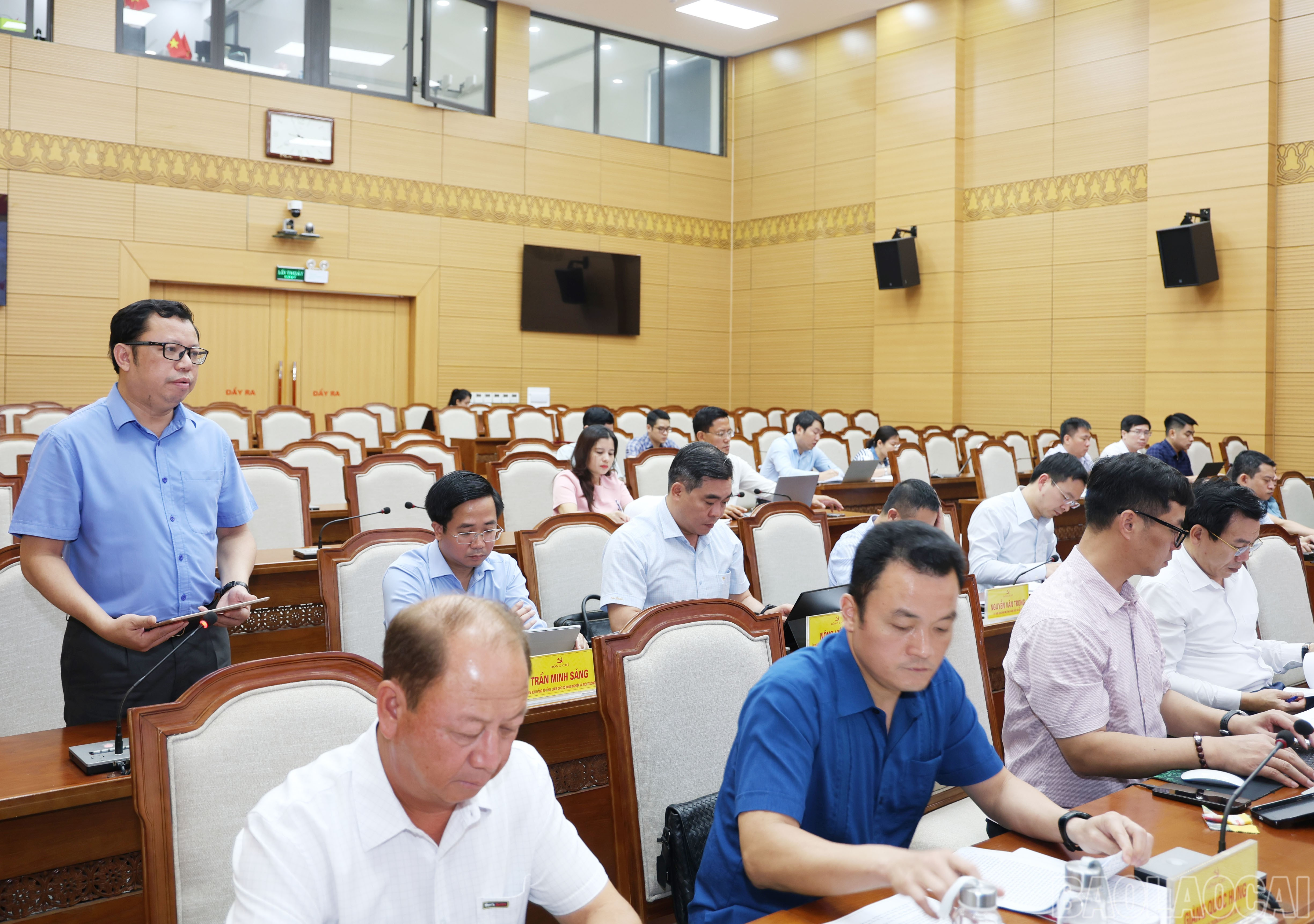 Đại biểu phát biểu thảo luận tại phiên họp. baolaocai-br_6532.jpg