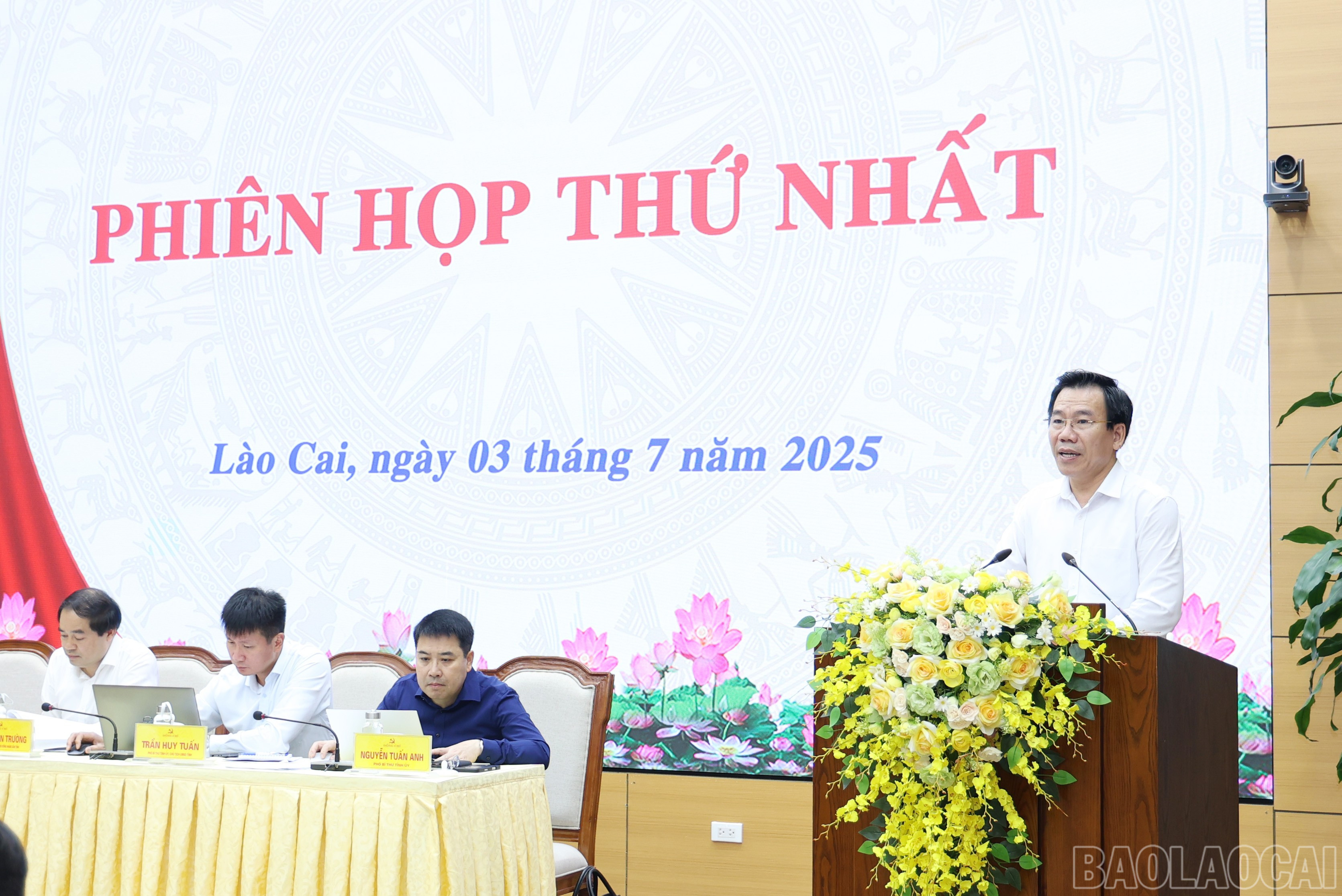 Đồng chí Dương Đức Huy - Ủy viên Ban Thường vụ, Trưởng Ban Tuyên giáo và Dân vận Tỉnh ủy trình bày dự thảo báo cáo chính trị baolaocai-br_6512.jpg