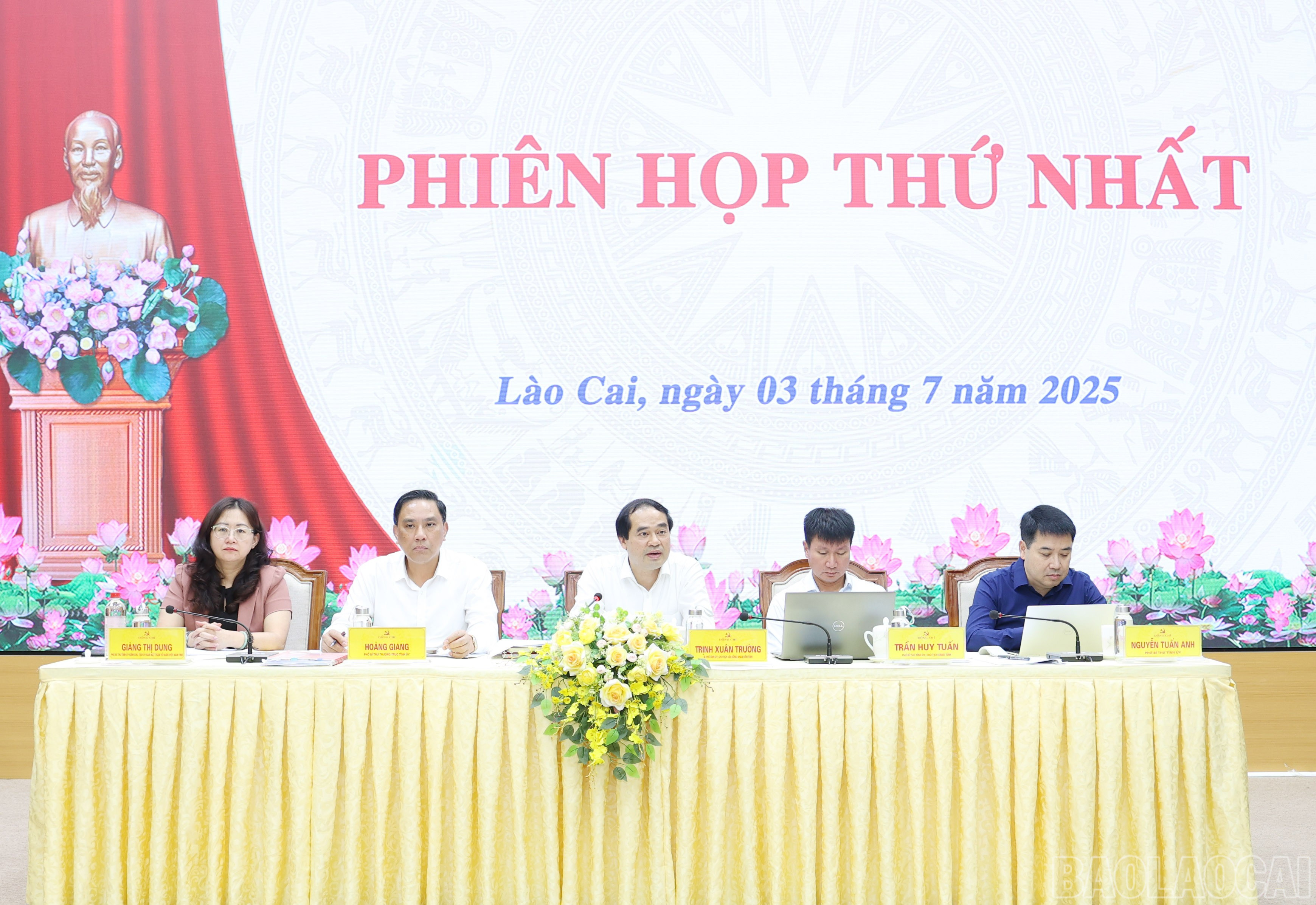 Các đồng chí chủ trì phiên họp. baolaocai-br_6522.jpg