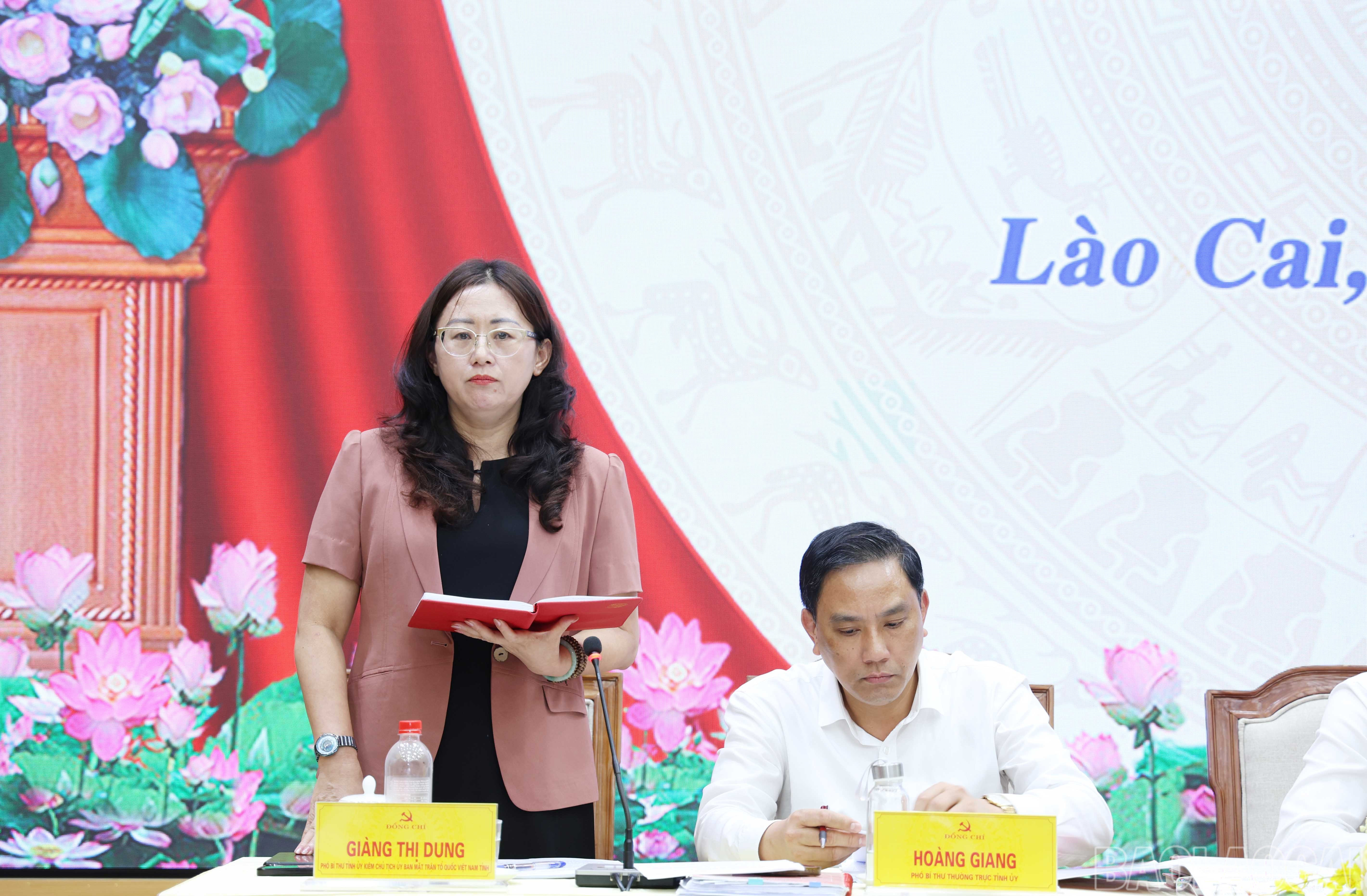 Các đồng chí Thường trực Tỉnh ủy phát biểu tại phiên họp. baolaocai-br_6584.jpg