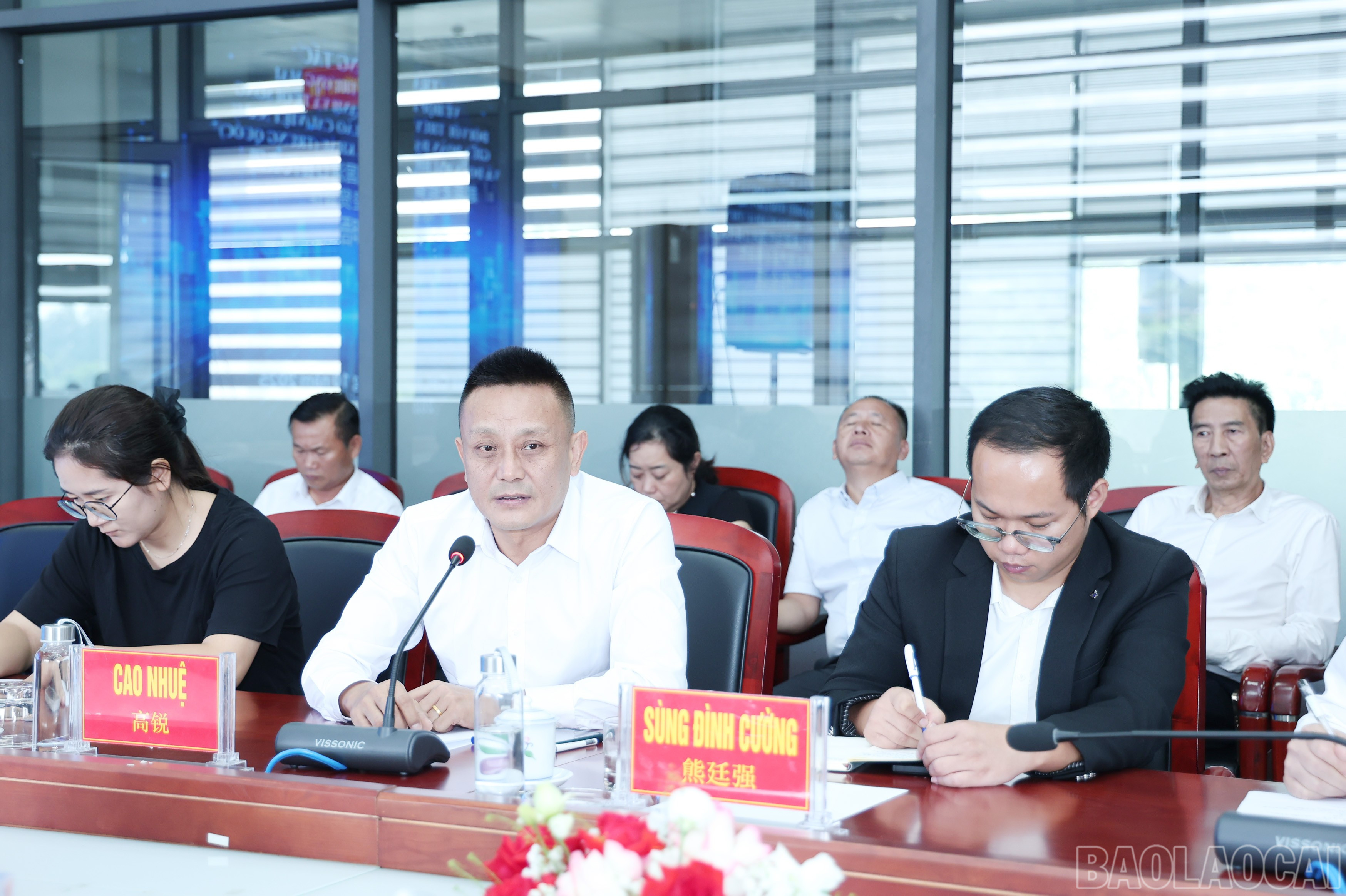 Doanh nghiệp hai bên phát biểu ý kiến và trao đổi tại buổi làm việc. baolaocai-br_img-9822.jpg