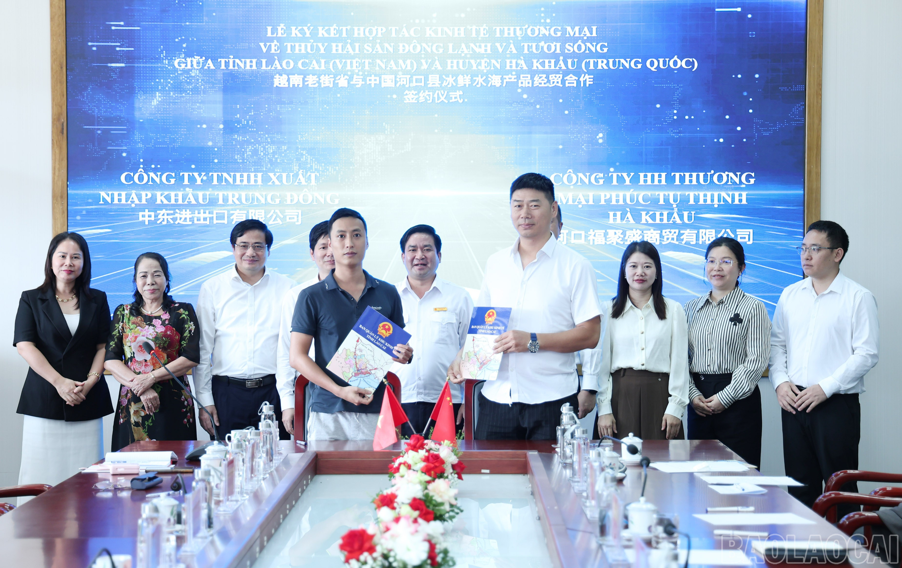 Đại diện một số doanh nghiệp của tỉnh Lào Cai và huyện Hà Khẩu ký biên bản ghi nhớ hợp tác. baolaocai-br_img-9918.jpg