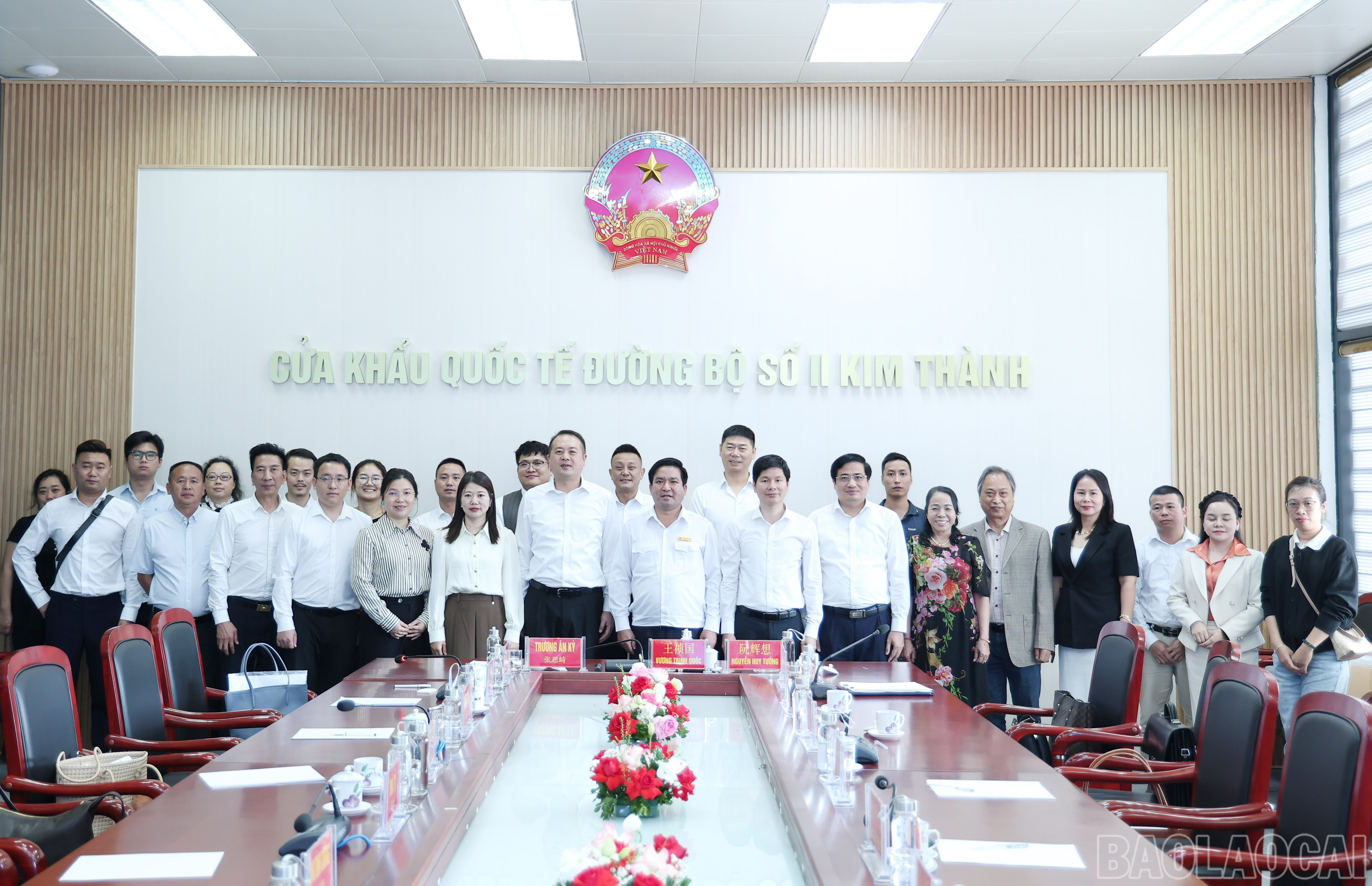 Đại diện hai bên tặng quà và chụp ảnh lưu niệm tại buổi làm việc. baolaocai-br_img-9950.jpg