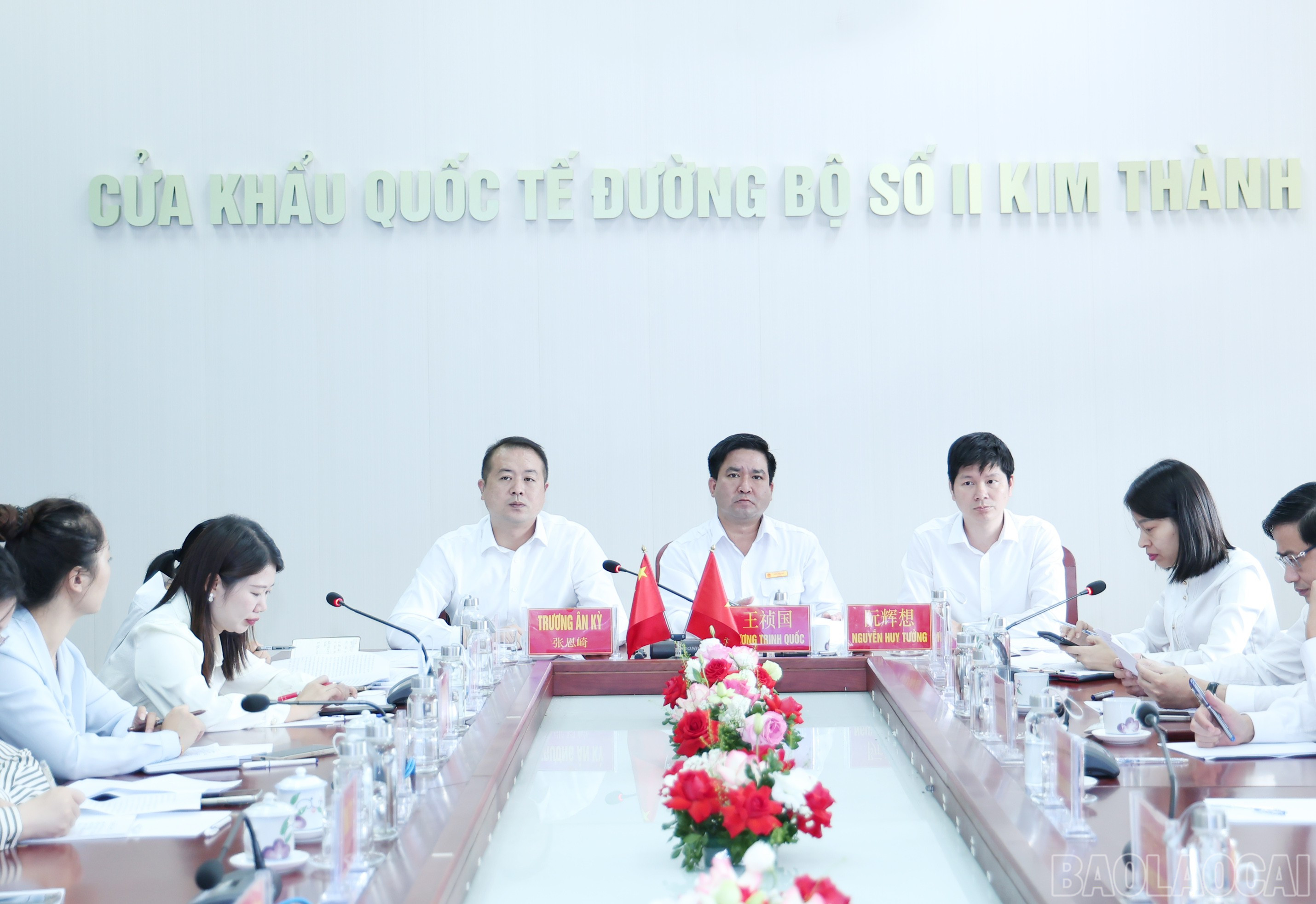 Ông Trương Ân Kỳ - Phó Bí thư Huyện ủy huyện Hà Khẩu, Trưởng Đoàn công tác của huyện Hà Khẩu phát biểu tại buổi làm việc. baolaocai-br_img-9816.jpg