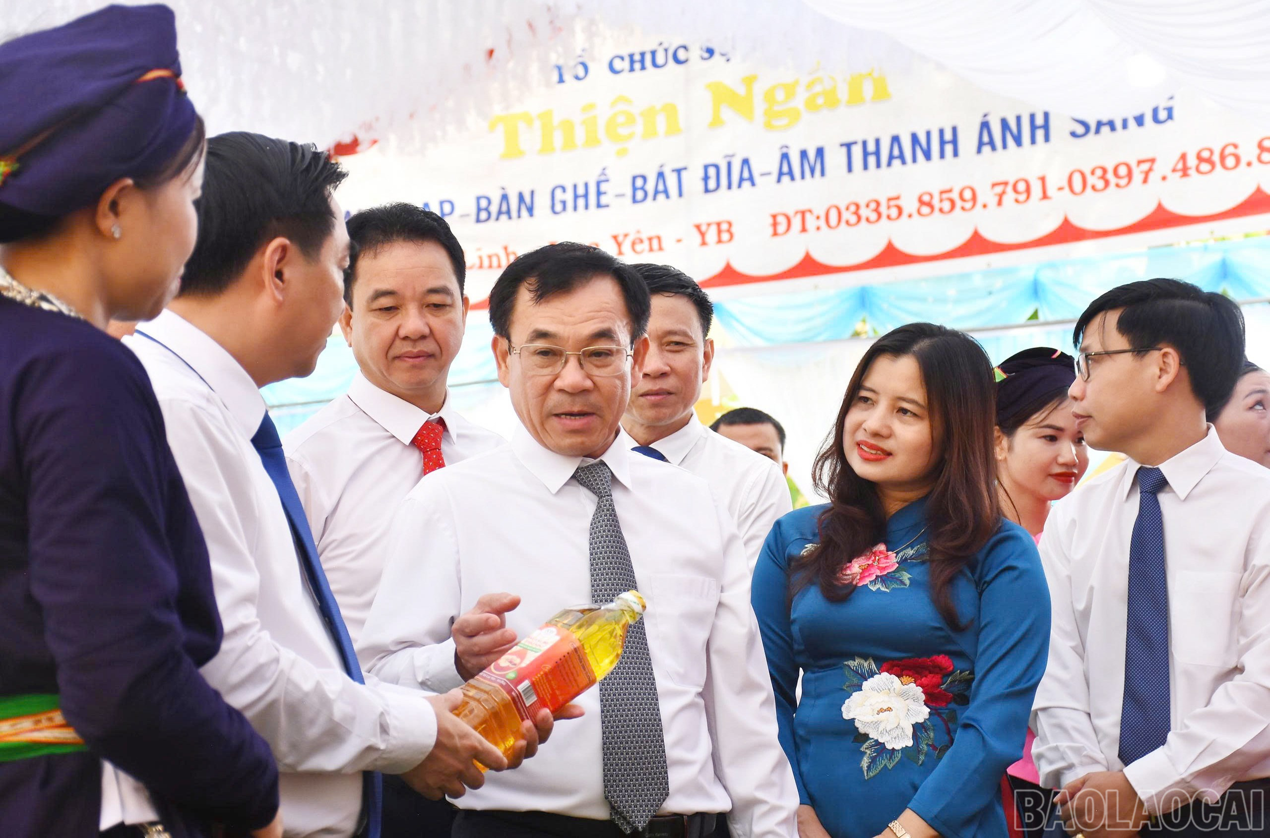 Đồng chí Phạm Toàn Thắng - Ủy viên Ban Thường vụ, Trưởng Ban Tổ chức Tỉnh ủy tham quan gian trưng bày sản phẩm nông nghiệp của địa phương tại Đại hội Đảng bộ xã Tân Lĩnh. baolaocai-br_1.jpg