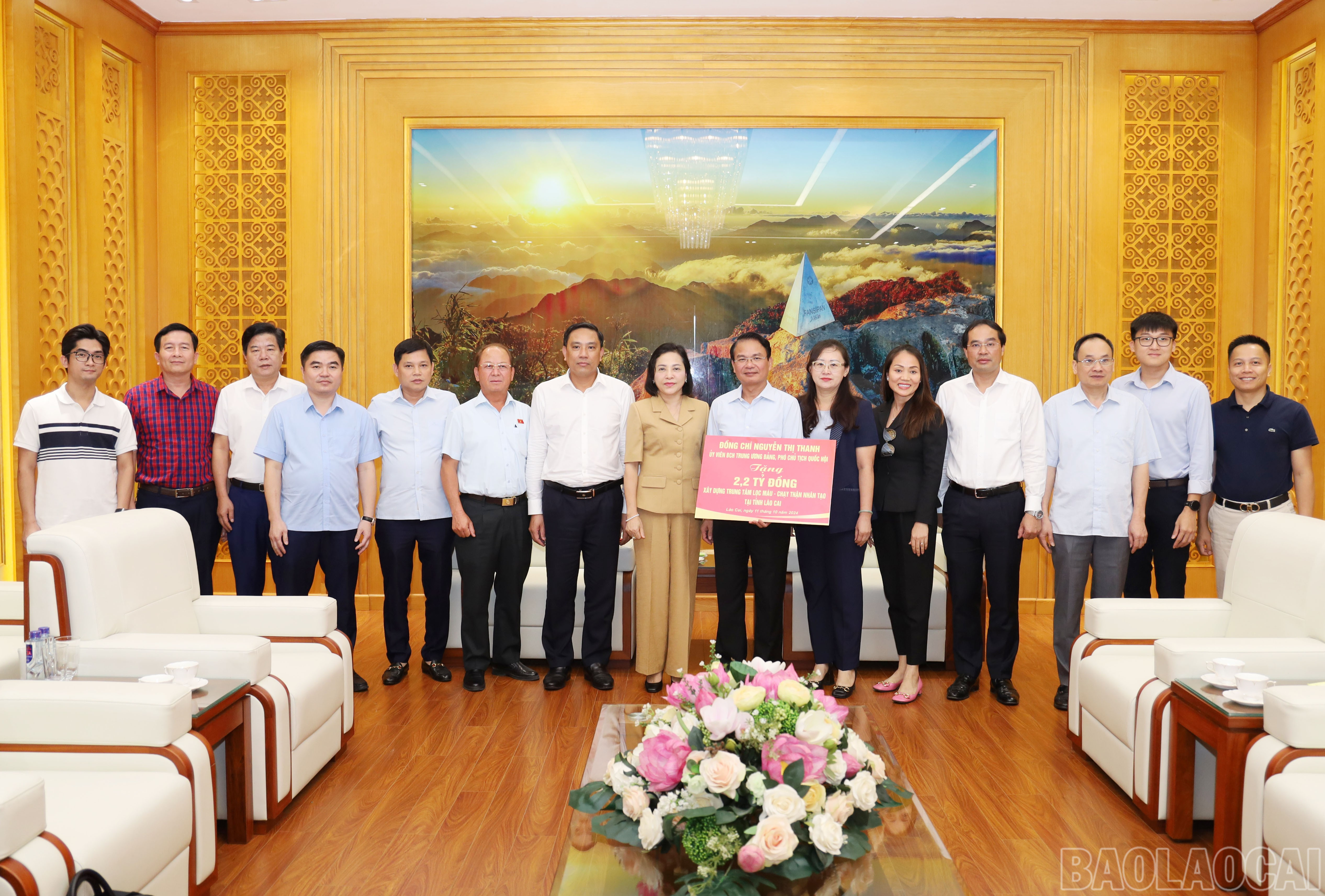 Phó Chủ tịch Quốc Hội Nguyễn Thị Thanh và các nhà hảo tâm trao tặng kinh phí xây dựng Trung tâm lọc máu - chạy thận nhân tạo cho tỉnh Lào Cai. 8932-7395.jpg