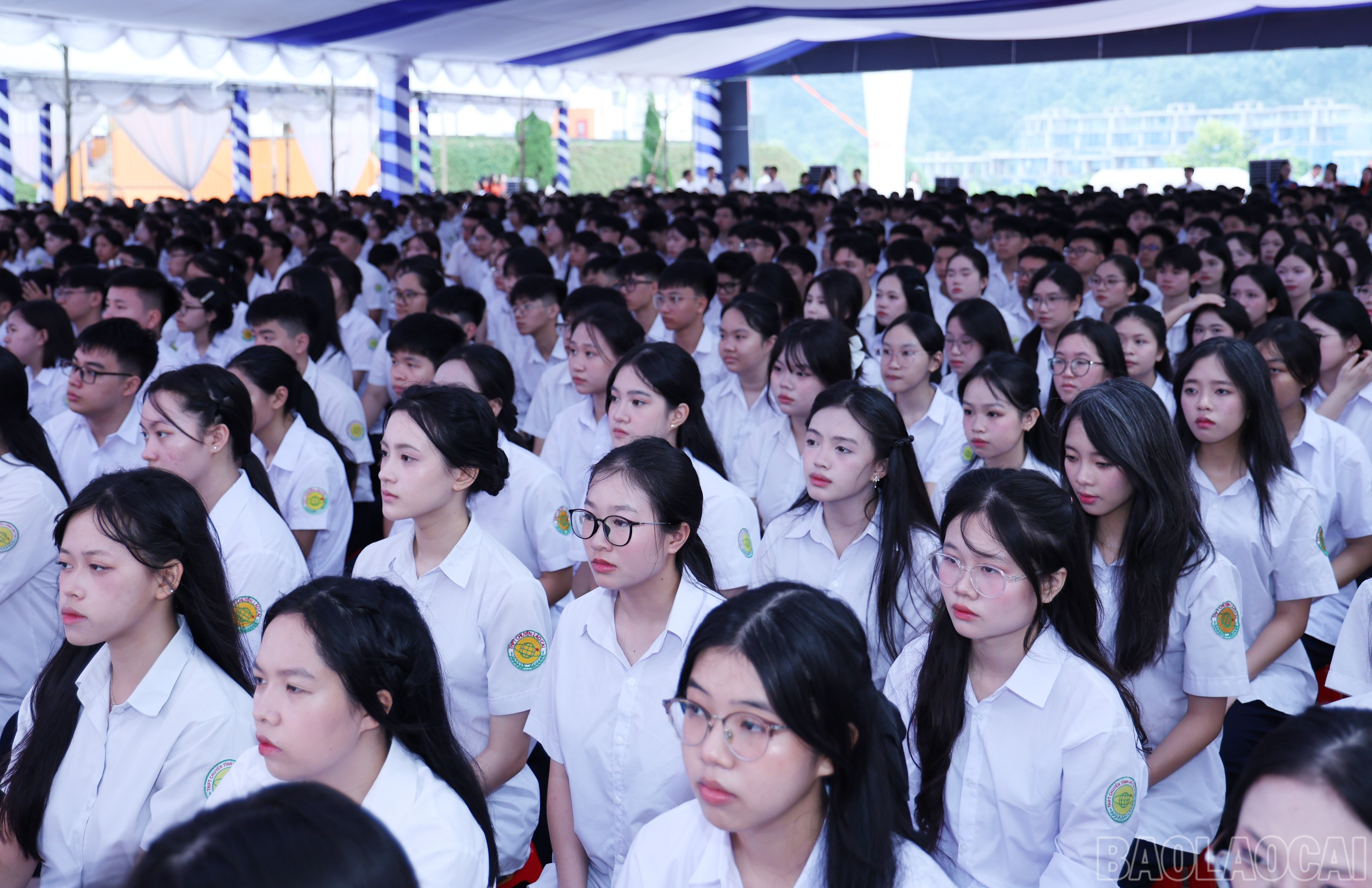 Đại biểu và các em học sinh dự lễ khai giảng năm học mới và khánh thành Trường THPT Chuyên Lào Cai. baolaocai-br_img-0400.jpg