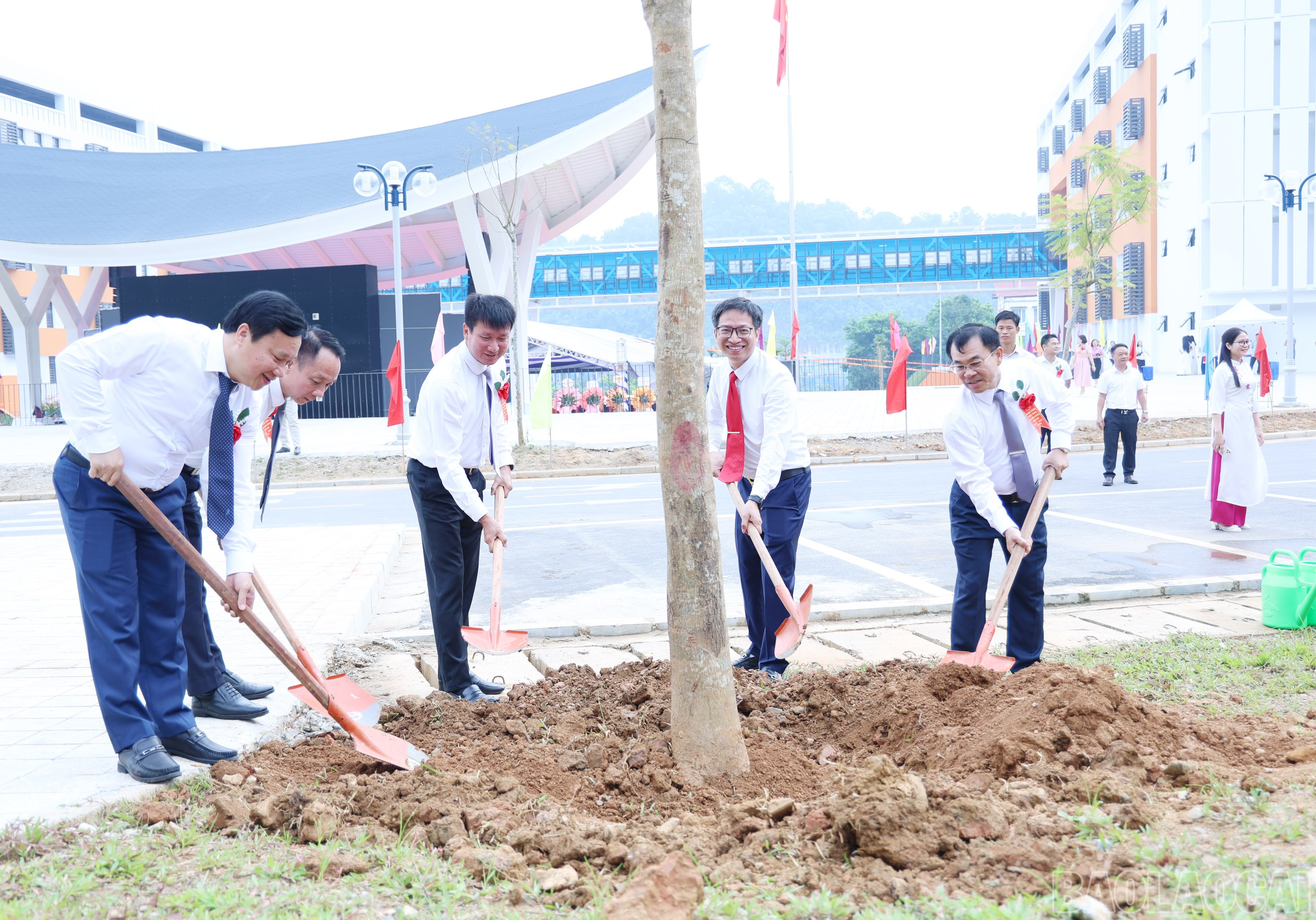 Đại biểu trồng cây lưu niệm tại trường. baolaocai-br_img-0515.jpg