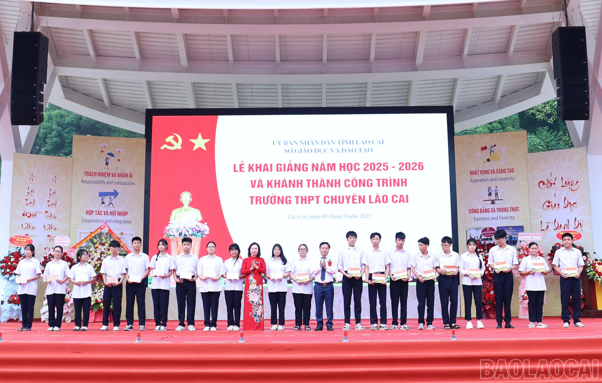 Trao học bổng cho học sinh có nhiều nỗ lực vươn lên trong học tập. baolaocai-br_img-0484.jpg