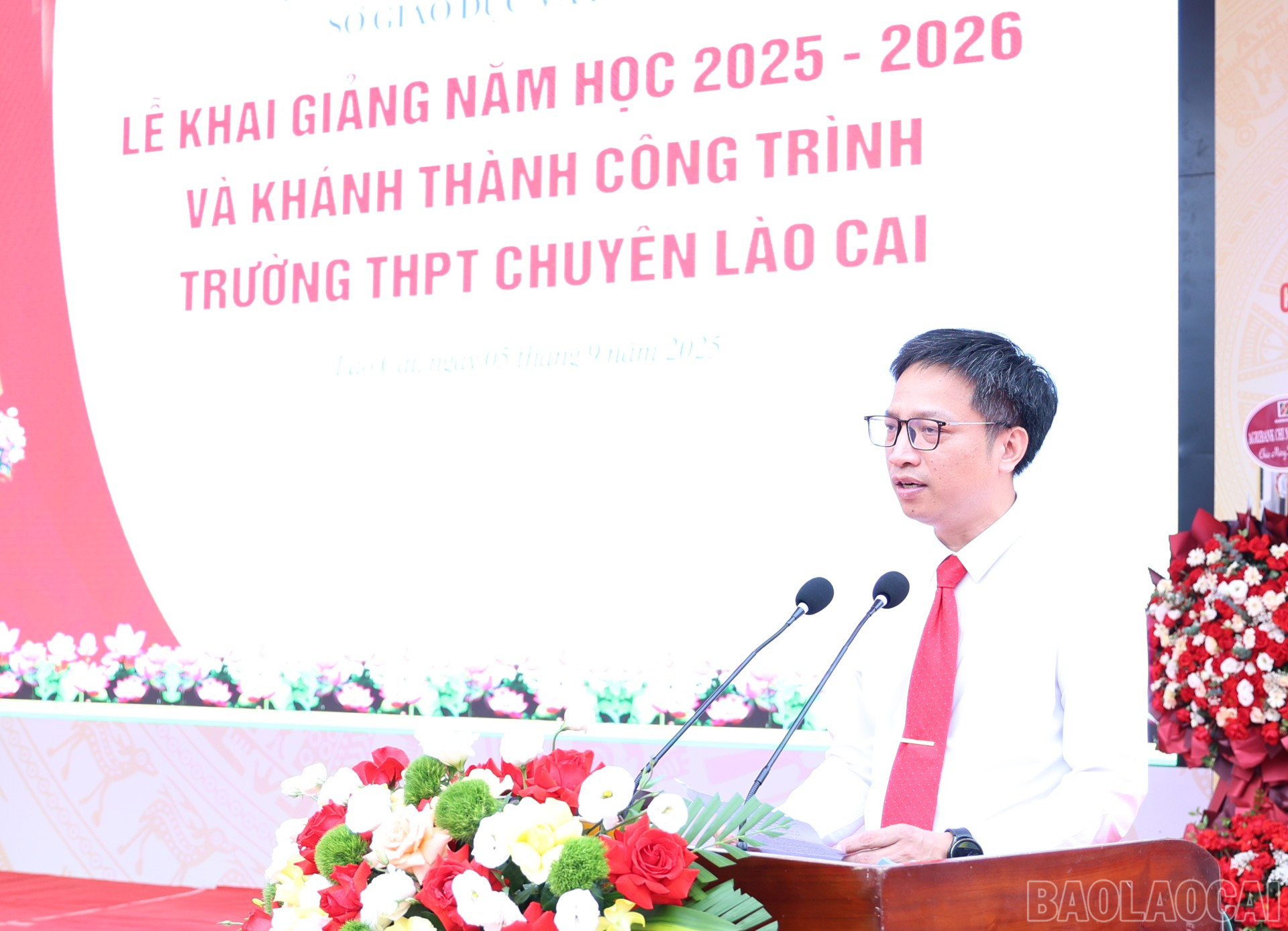 Hiệu trưởng Trường THPT Chuyên Lào Cai tiếp thu ý kiến chỉ đạo của đồng chí Trần Huy Tuấn, Phó Bí thư Tỉnh ủy, Chủ tịch UBND tỉnh. baolaocai-br_img-0446.jpg