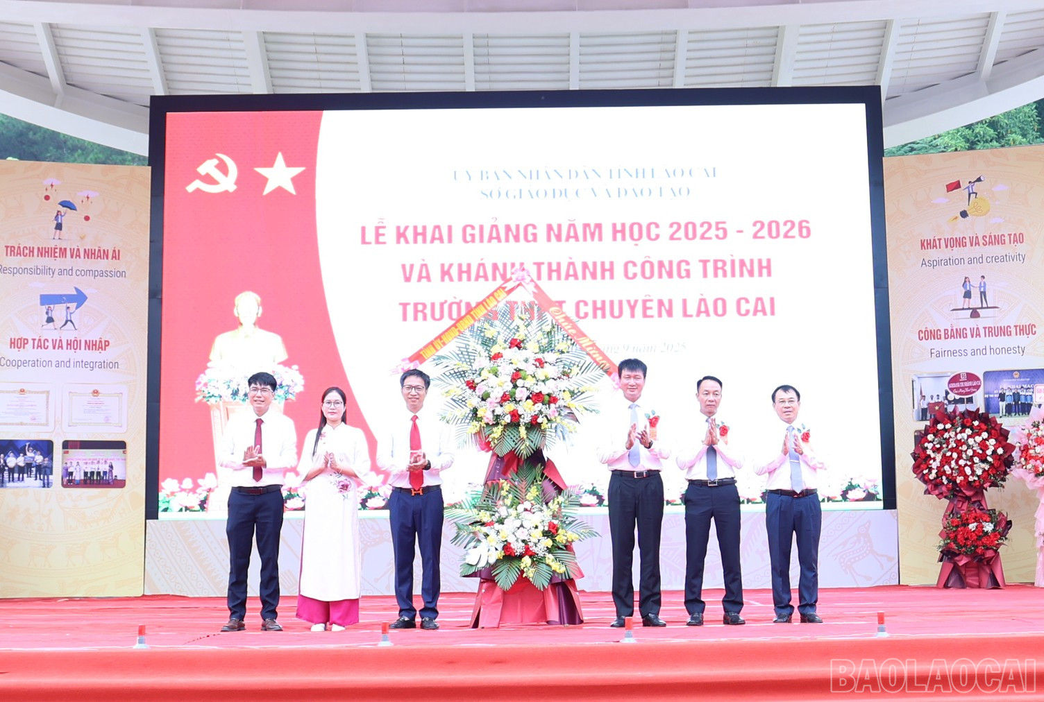 Đồng chí Trần Huy Tuấn, Phó Bí thư Tỉnh ủy, Chủ tịch UBND tỉnh tặng hoa chúc mừng thầy và trò Trường THPT Chuyên Lào Cai nhân dịp khai giảng năm học mới. baolaocai-br_img-0433.jpg