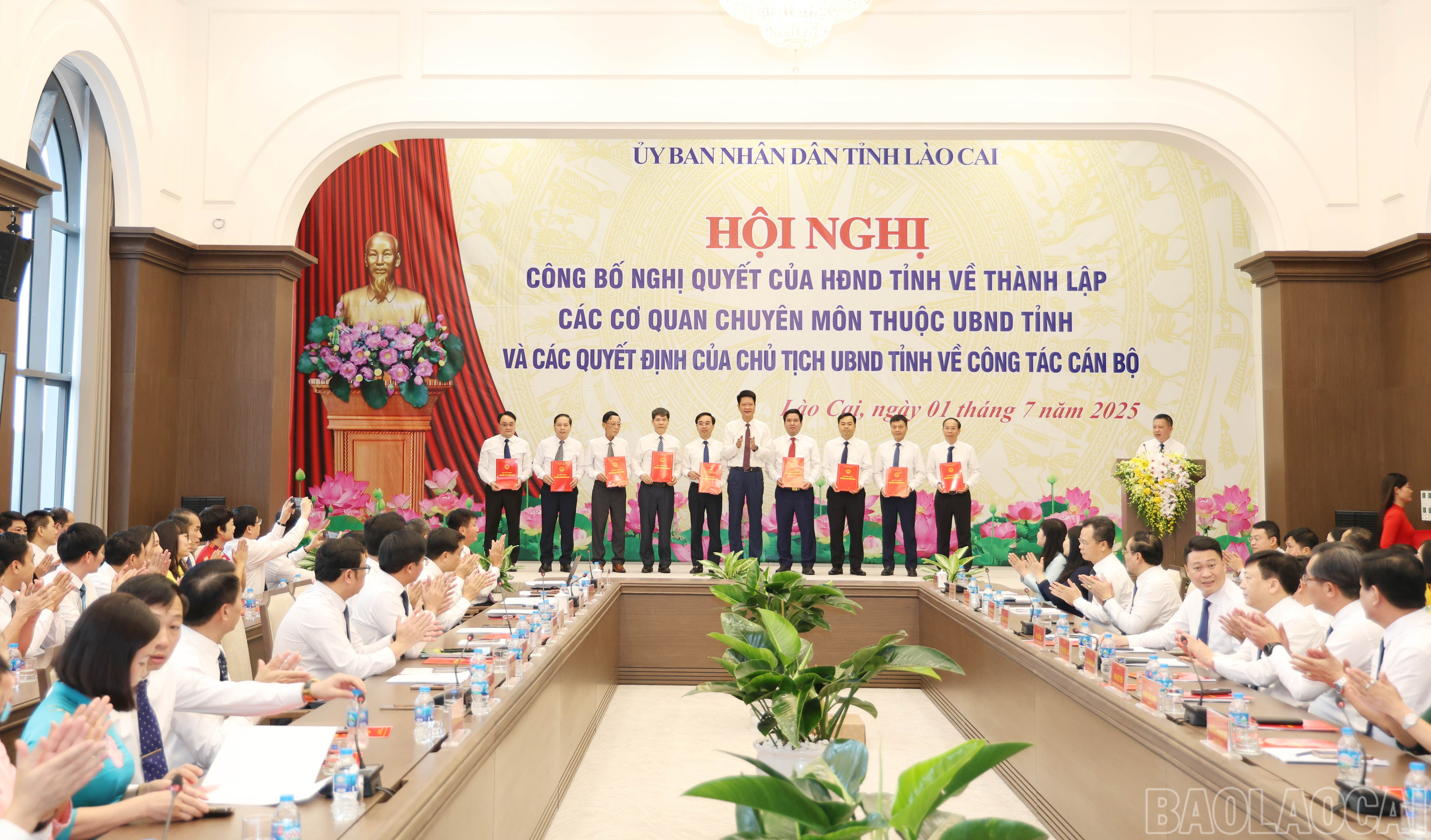 Các đồng chí Phó Chủ tịch UBND tỉnh trao quyết định bổ nhiệm các phó giám đốc sở và tương đương. baolaocai-br_6427.jpg