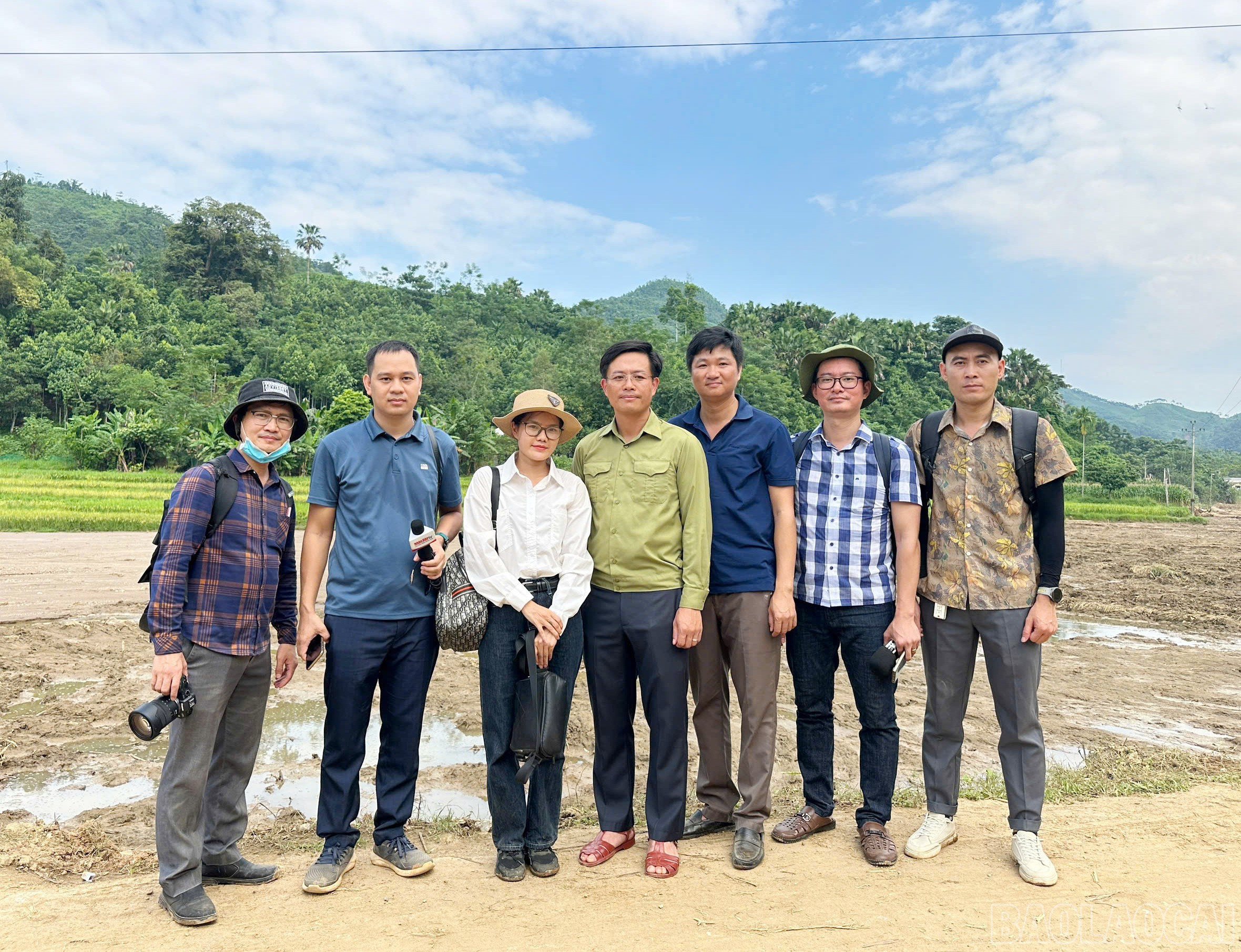 Các phóng viên tác nghiệp trong trận lũ quét tại thôn Làng Nủ, xã Phúc Khánh, huyện Bảo Yên. baolaocai-br_k2.jpg