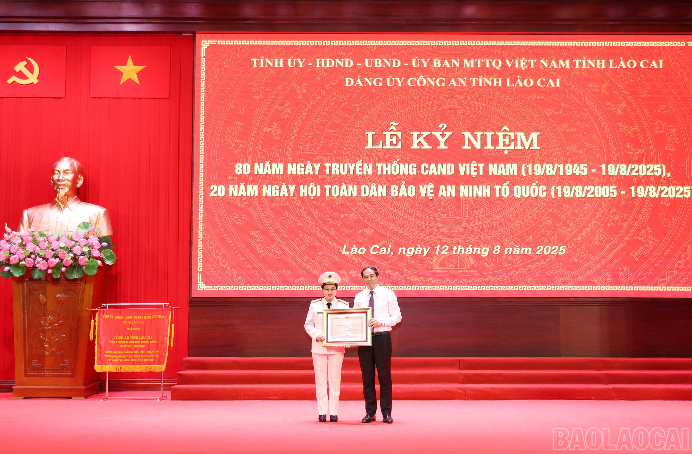 Thừa ủy quyền của Chủ tịch nước, đồng chí Trịnh Xuân Trường - Bí thư Tỉnh uỷ, Chủ tịch HĐND tỉnh trao tặng Huân chương bảo vệ Tổ quốc hạng Ba cho Đại tá Lê Thị Thanh Hằng, Phó Giám đốc Công an tỉnh. baolaocai-br_img-8958.jpg
