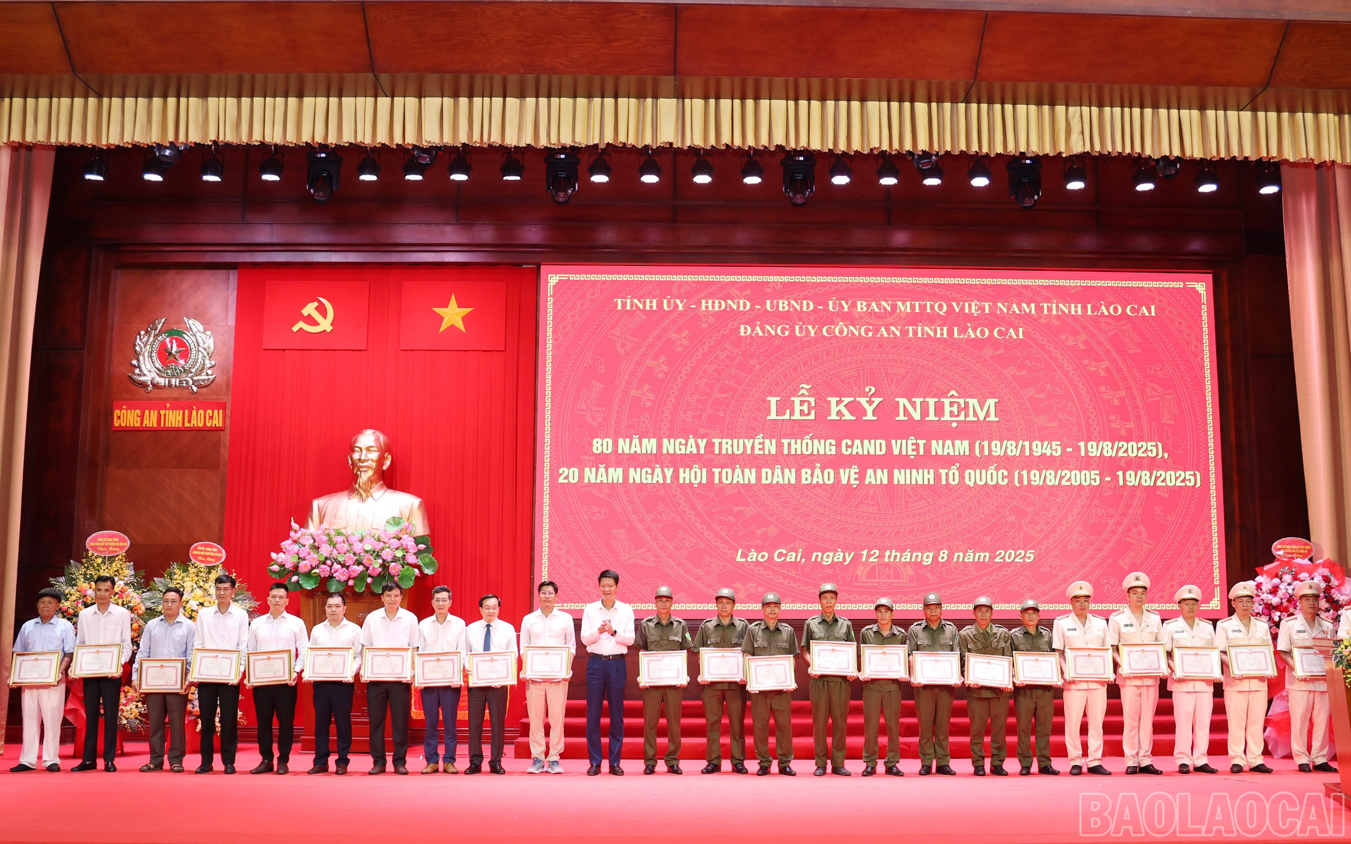 Trao Bằng khen của Chủ tịch UBND tỉnh cho các tập thể và cá nhân có thành tích xuất sắc trong phong trào thi đua chào mừng kỷ niệm 80 năm Ngày truyền thống Công an Nhân dân Việt Nam. baolaocai-br_img-8993.jpg