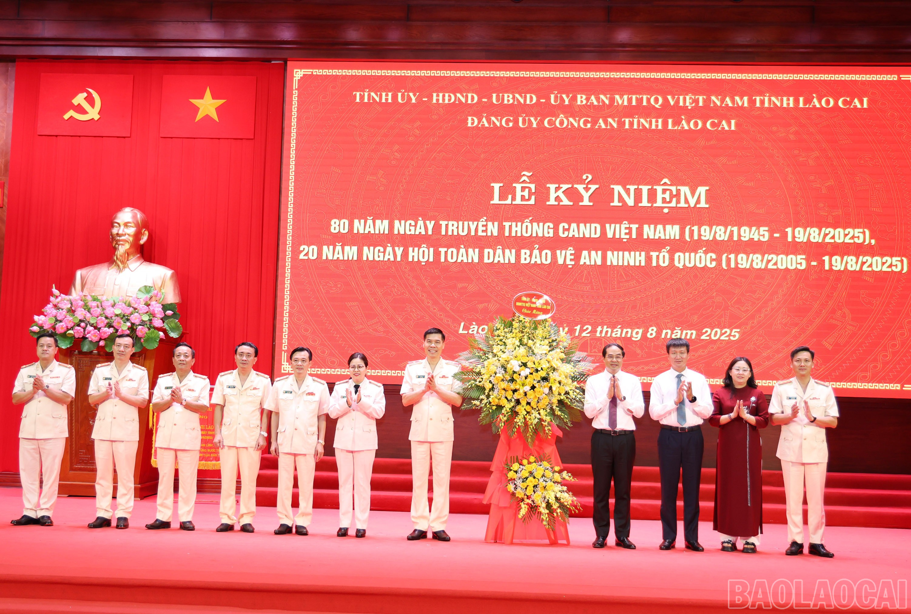 Thường trực Tỉnh ủy tặng Bức trướng và lẵng hoa chúc mừng Công an tỉnh Lào Cai. baolaocai-br_img-8950.jpg