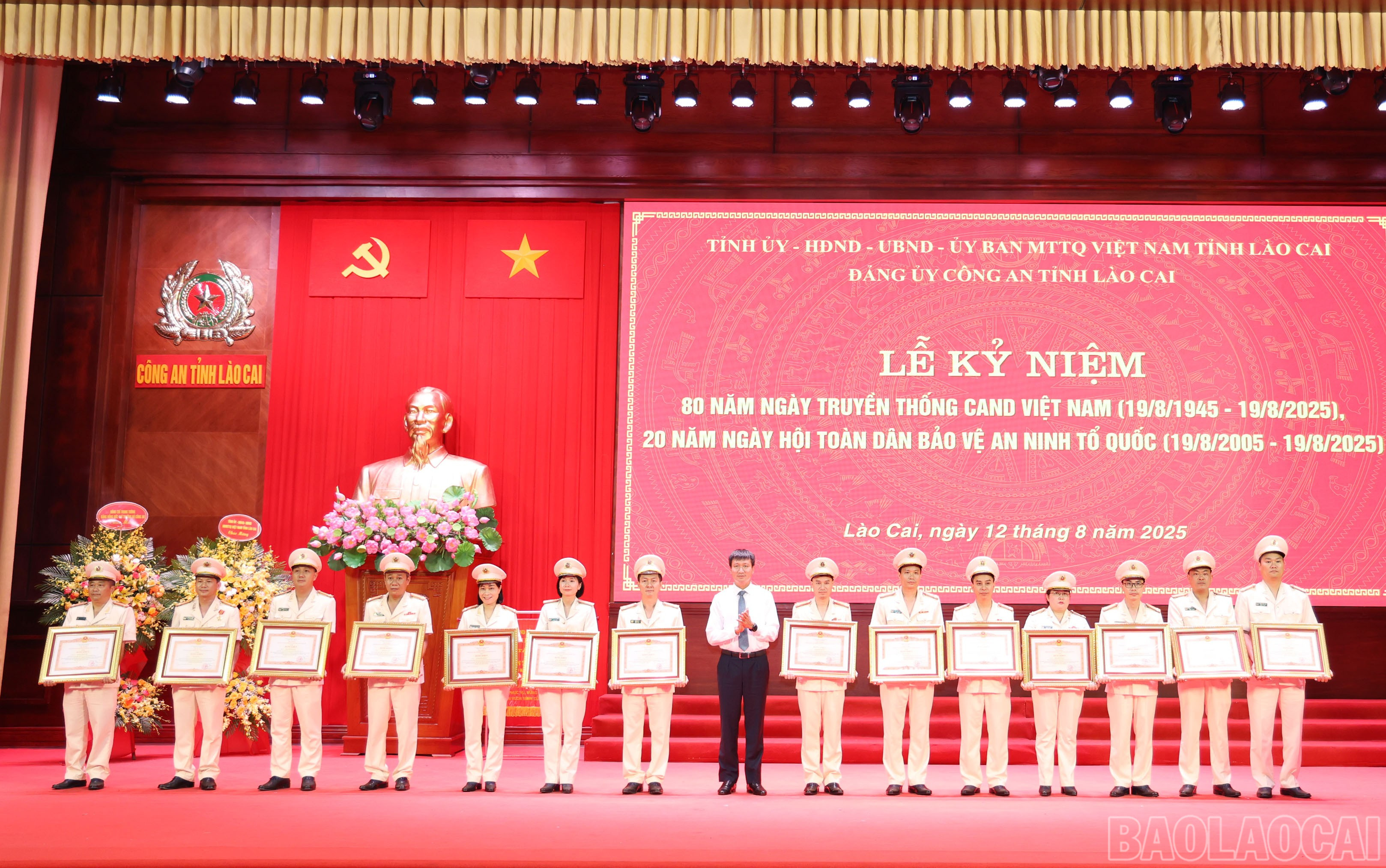 Đồng chí Trịnh Xuân Trường - Bí thư Tỉnh ủy, Chủ tịch HĐND tỉnh và đồng chí Trần Huy Tuấn - Phó Bí thư Tỉnh ủy, Chủ tịch UBND tỉnh trao Bằng khen của Thủ tướng Chính phủ cho các tập thể và cá nhân tại buổi lễ. baolaocai-br_img-8980.jpg