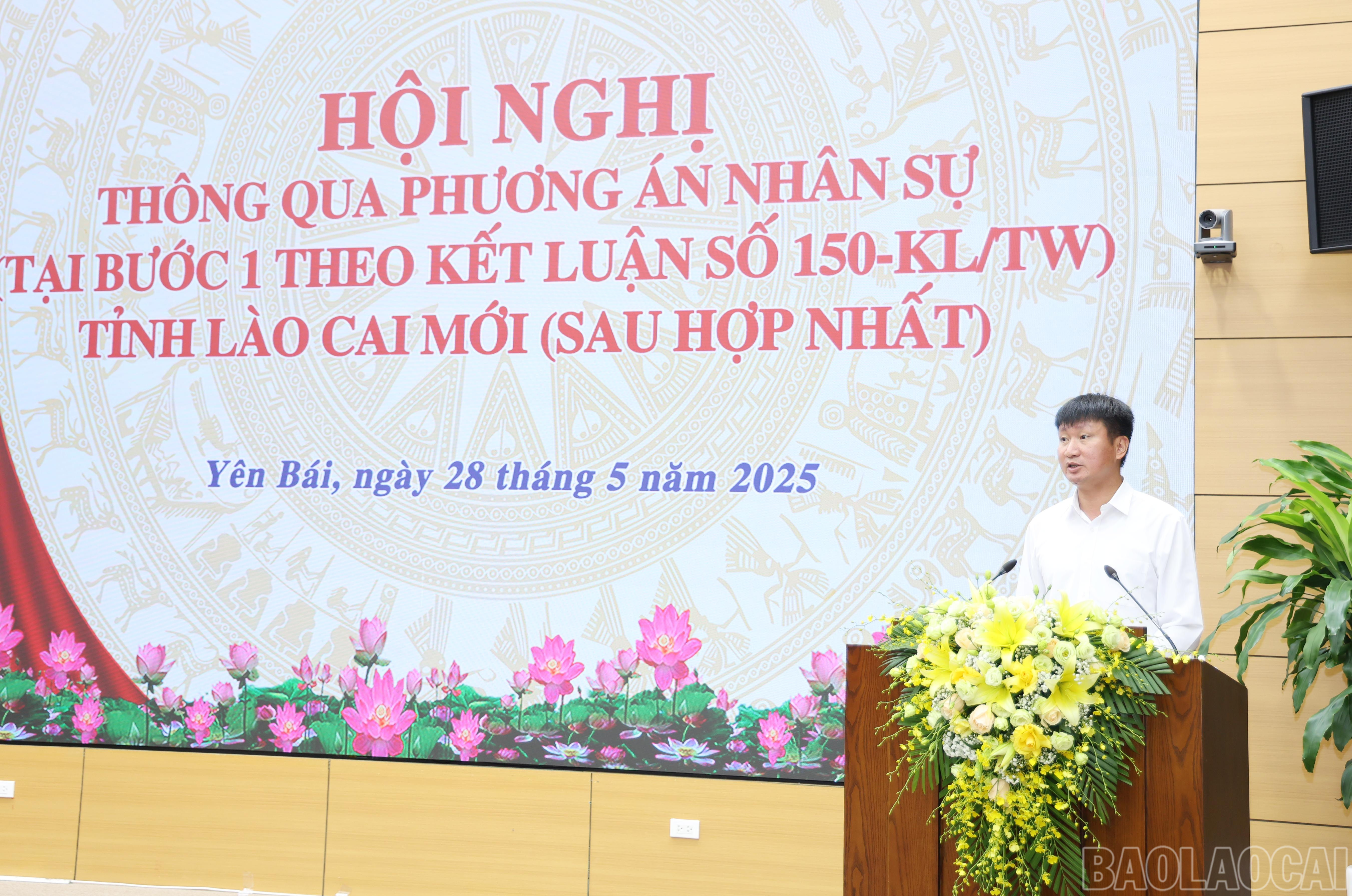 Đồng chí Trần Huy Tuấn, Bí thư Tỉnh ủy Yên Bái trình bày báo cáo kết quả thực hiện Đề án hợp nhất 2 tỉnh Lào Cai, Yên Bái. baolaocai-br_5571.jpg
