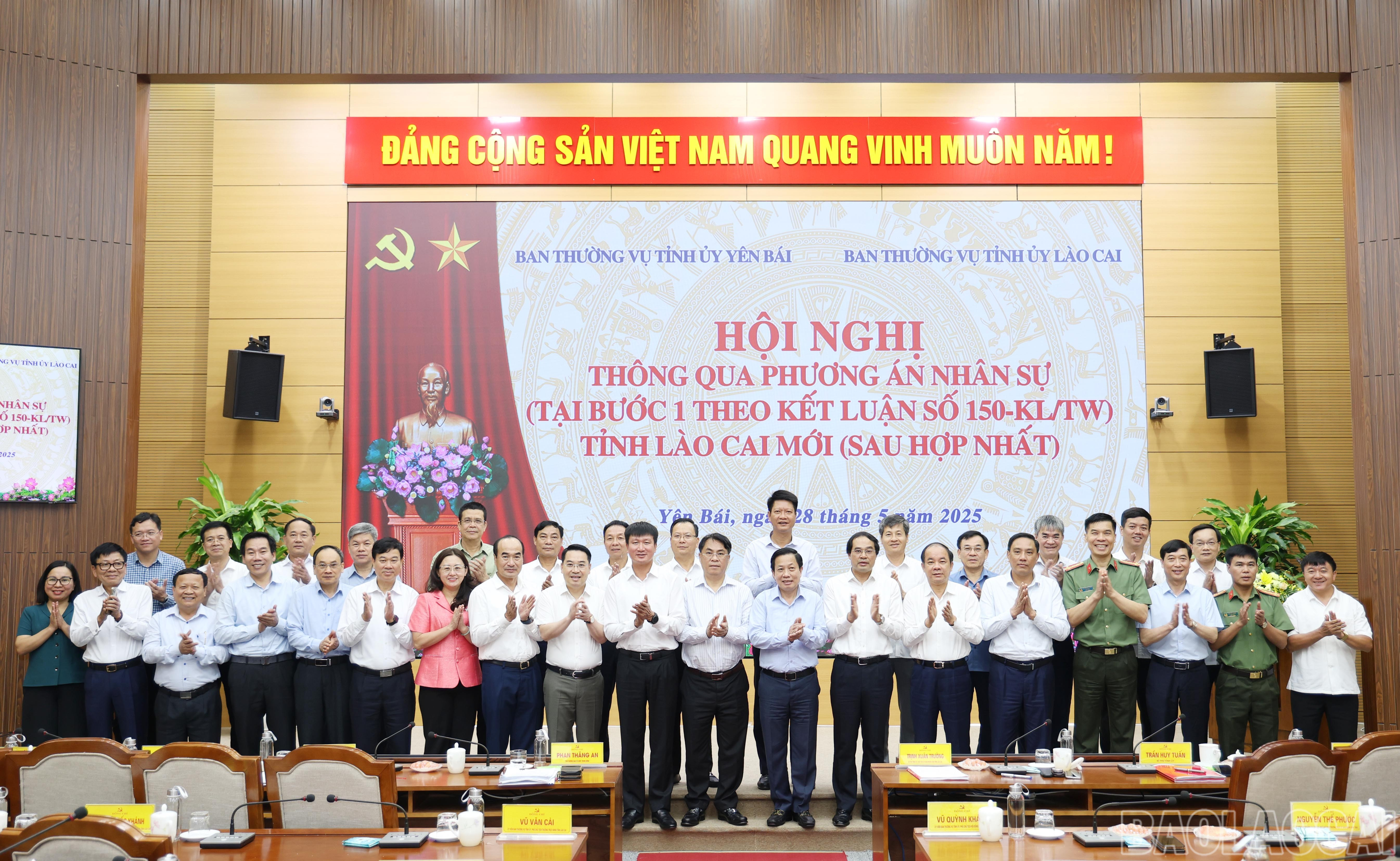 Đại biểu chụp ảnh lưu niệm tại hội nghị. baolaocai-br_5680.jpg