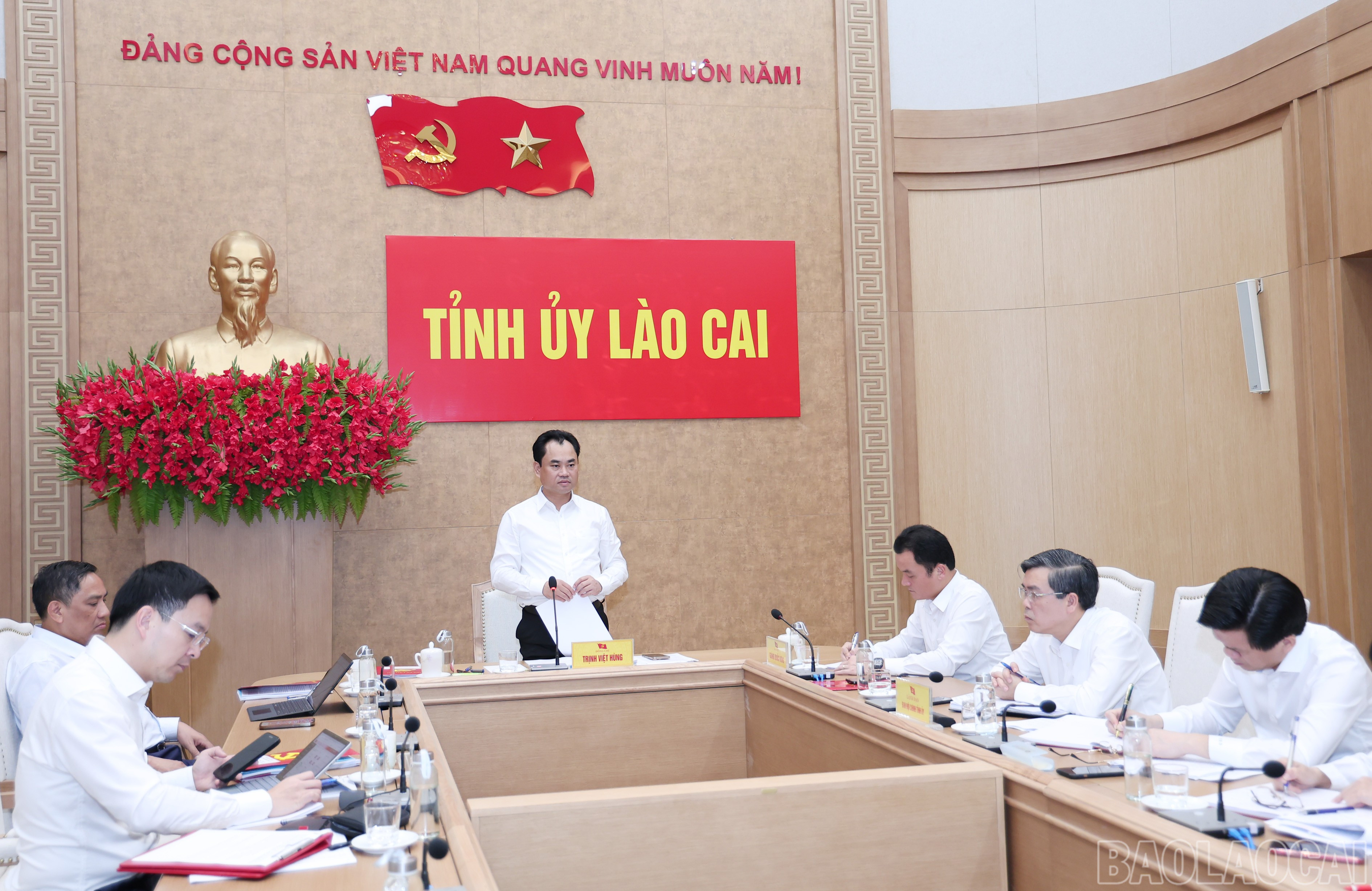 Đồng chí Trịnh Việt Hùng - Ủy viên dự khuyết Ban Chấp hành Trung ương Đảng, Bí thư Tỉnh ủy, Chủ tịch HĐND tỉnh phát biểu kết luận buổi làm việc. baolaocai-br_img-5599-3829.jpg