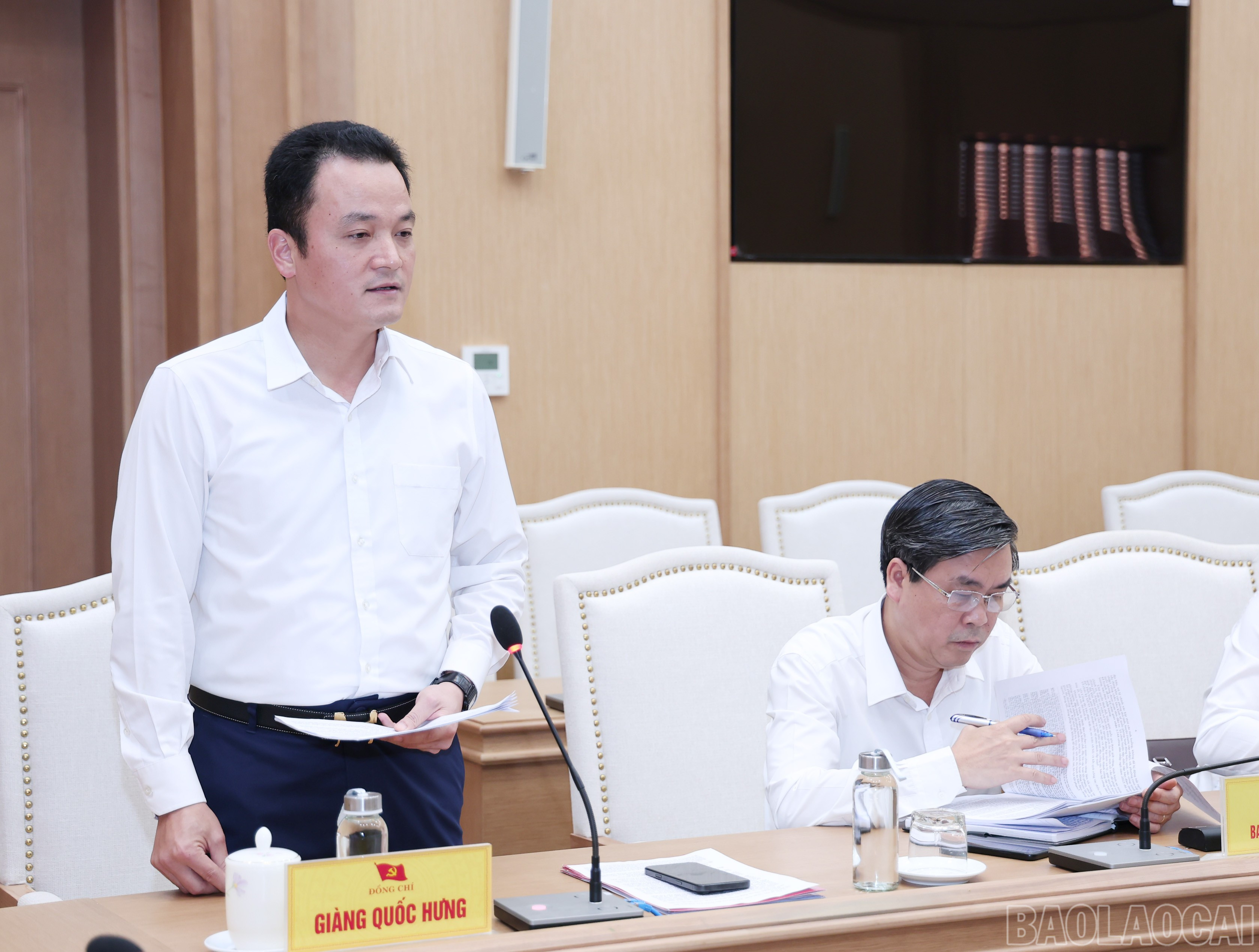 Đồng chí Giàng Quốc Hưng - Ủy viên Ban Thường vụ, Trưởng Ban Nội chính Tỉnh ủy báo cáo kết quả triển khai thực hiện nhiệm vụ 9 tháng năm 2025. baolaocai-br_img-5568.jpg