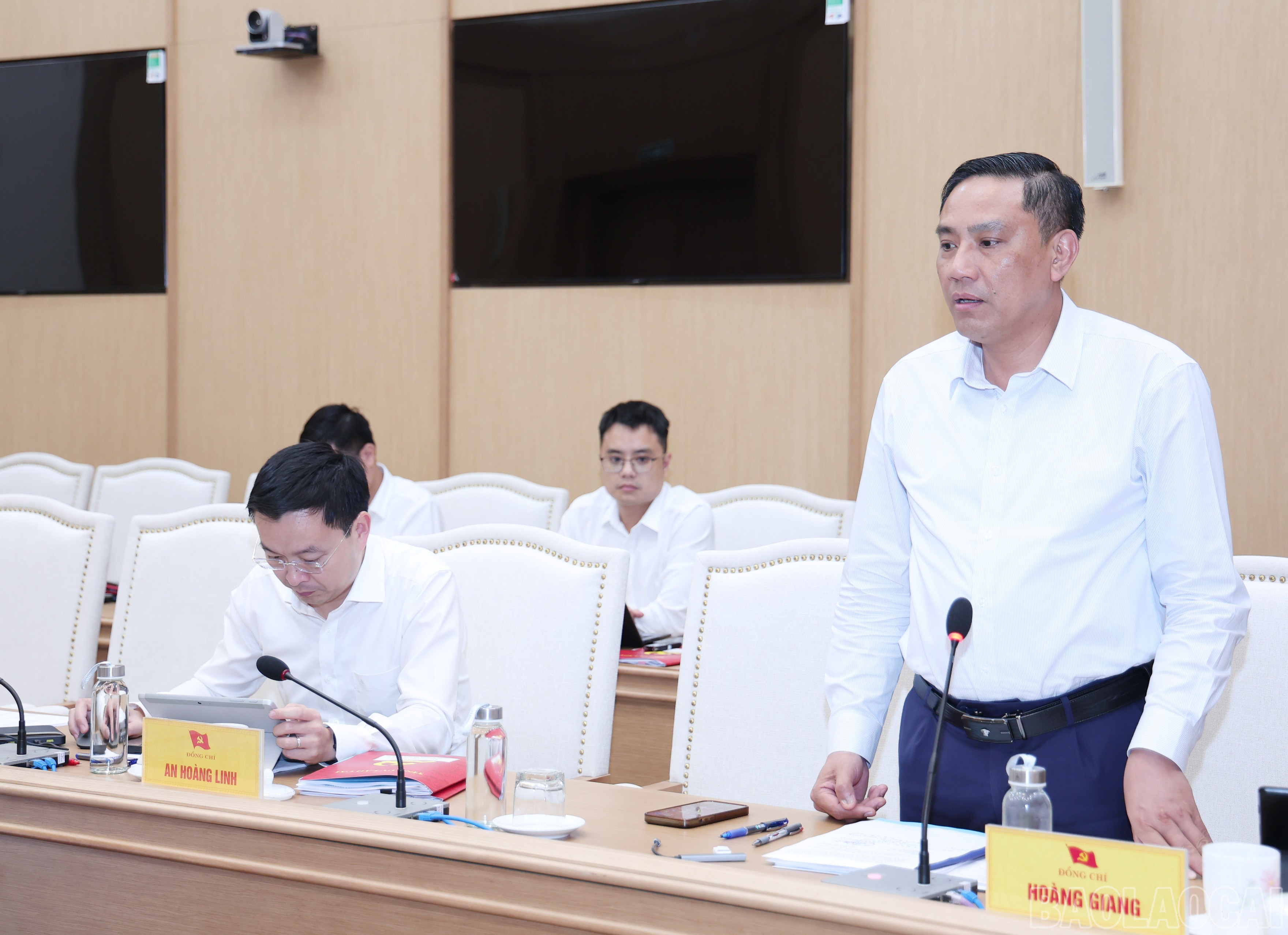 Đồng chí Hoàng Giang phát biểu tại buổi làm việc. baolaocai-br_img-5586.jpg