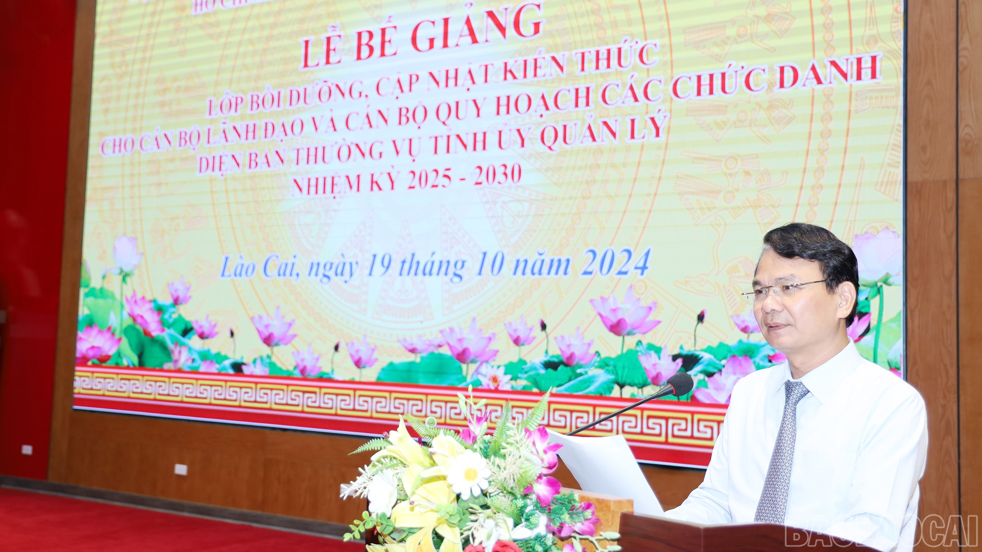 Bí thư Tỉnh ủy Đặng Xuân Phong phát biểu, trao đổi với các học viên. 06-3146.jpg