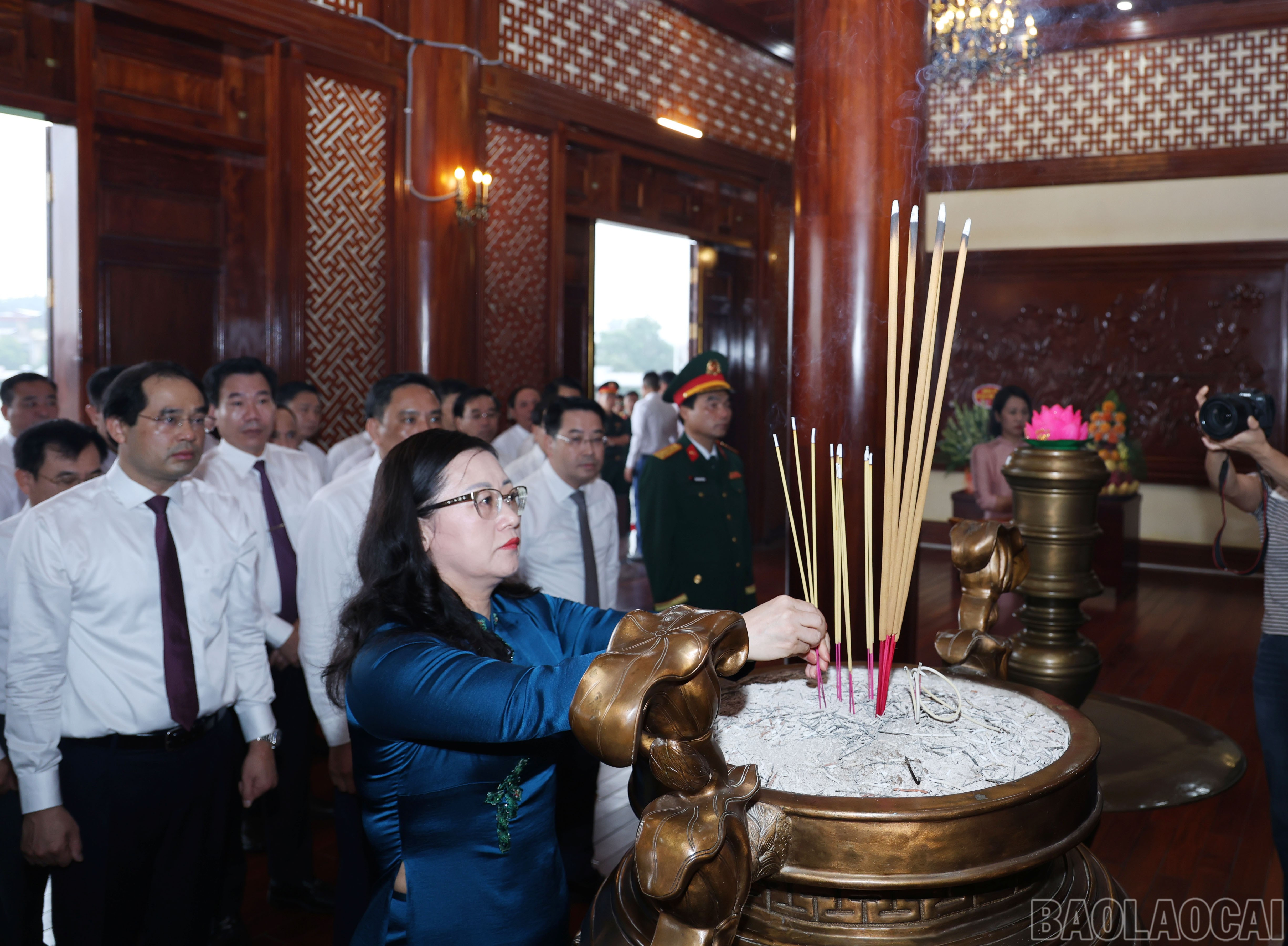 Đồng chí Giàng Thị Dung - Phó Bí thư Tỉnh ủy, Chủ tịch Ủy ban MTTQ Việt Nam tỉnh dâng hương. baolaocai-br_img-8167.jpg