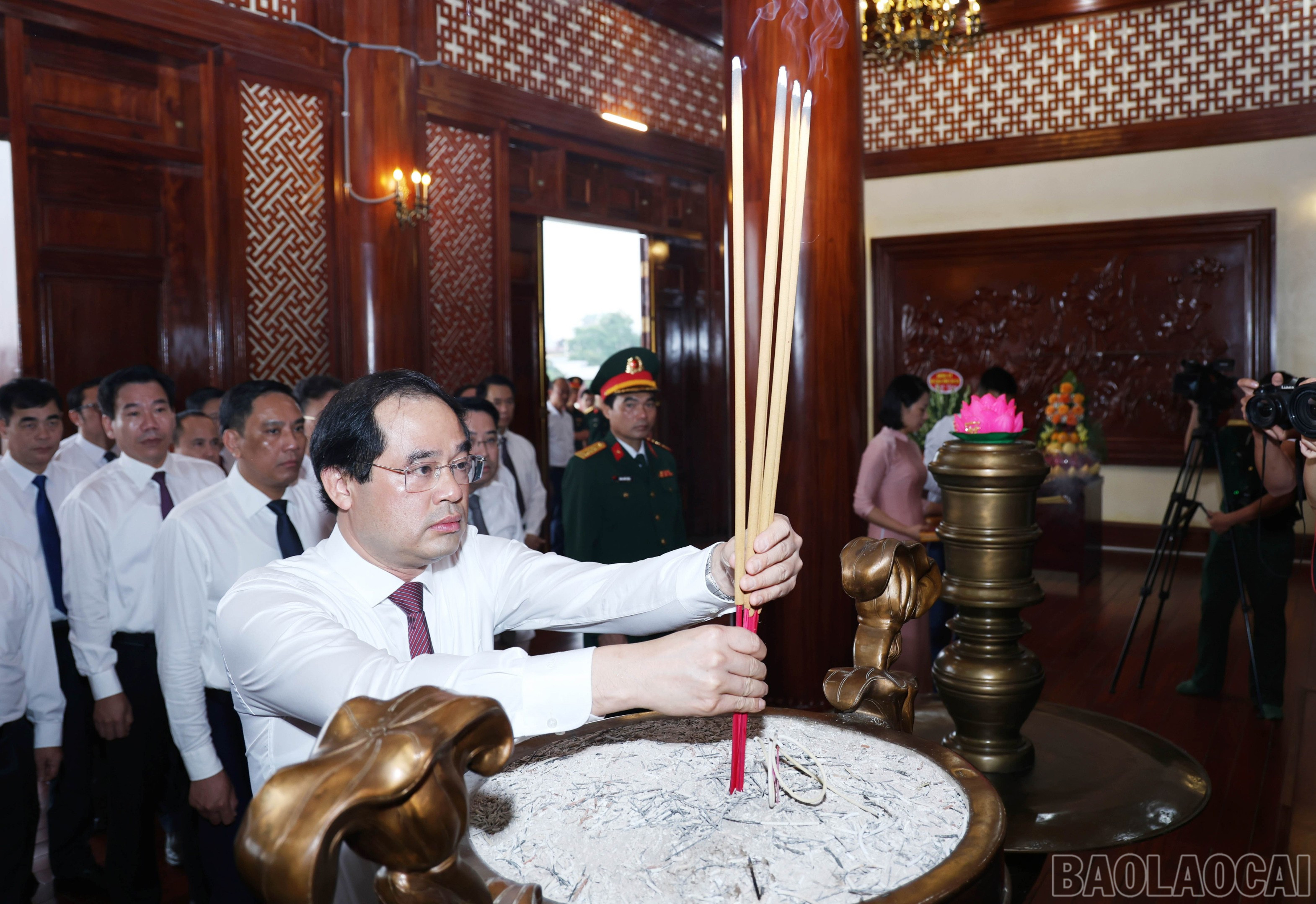 Đồng chí Trịnh Xuân Trường - Bí thư Tỉnh ủy, Chủ tịch HĐND tỉnh dâng hương. baolaocai-br_at.jpg