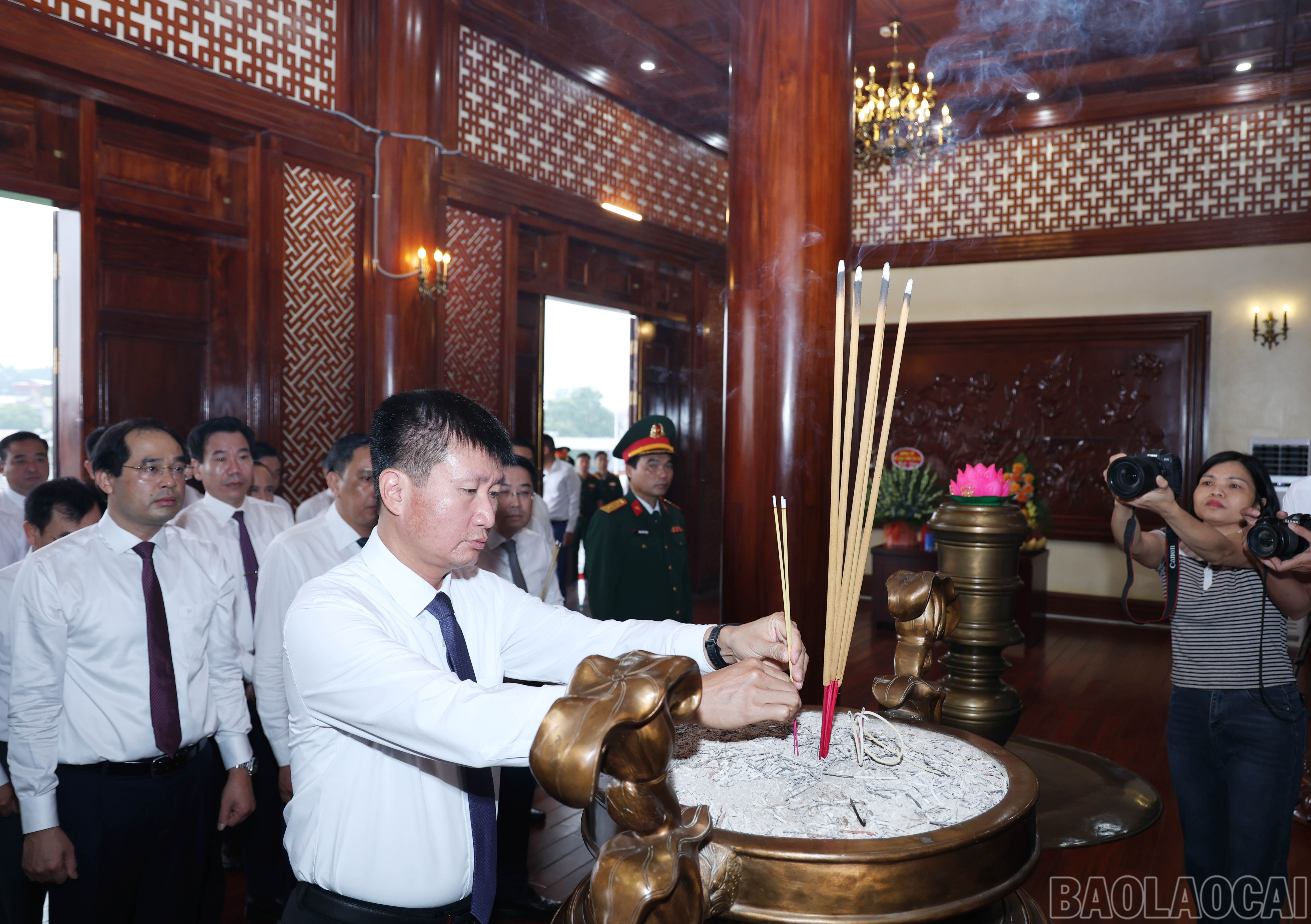 Đồng chí Trần Huy Tuấn - Phó Bí thư Tỉnh ủy, Chủ tịch UBND tỉnh dâng hương. baolaocai-br_img-8155.jpg
