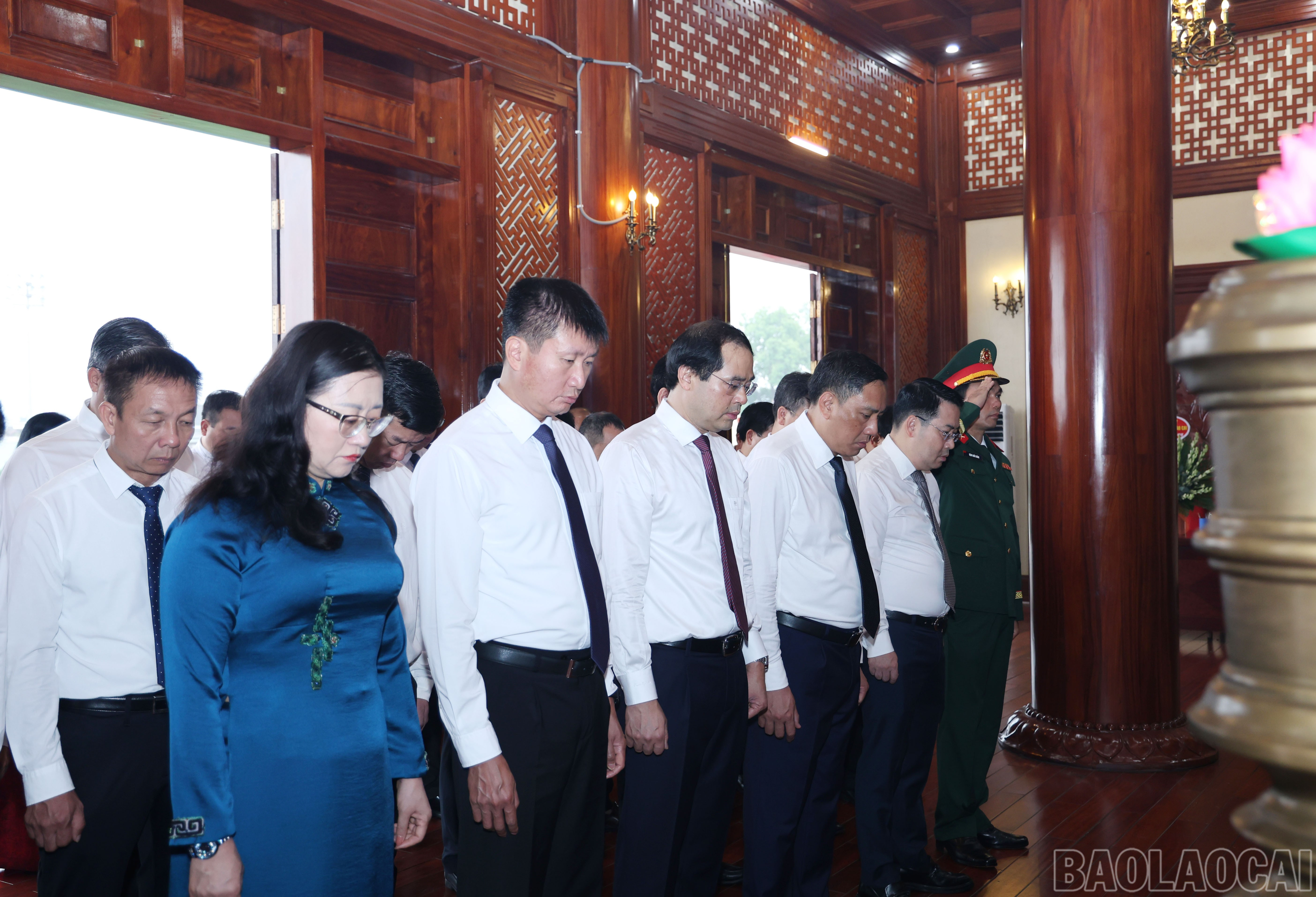 Các đại biểu dành phút mặc niệm tưởng nhớ Chủ tịch Hồ Chí Minh. baolaocai-br_img-8232.jpg