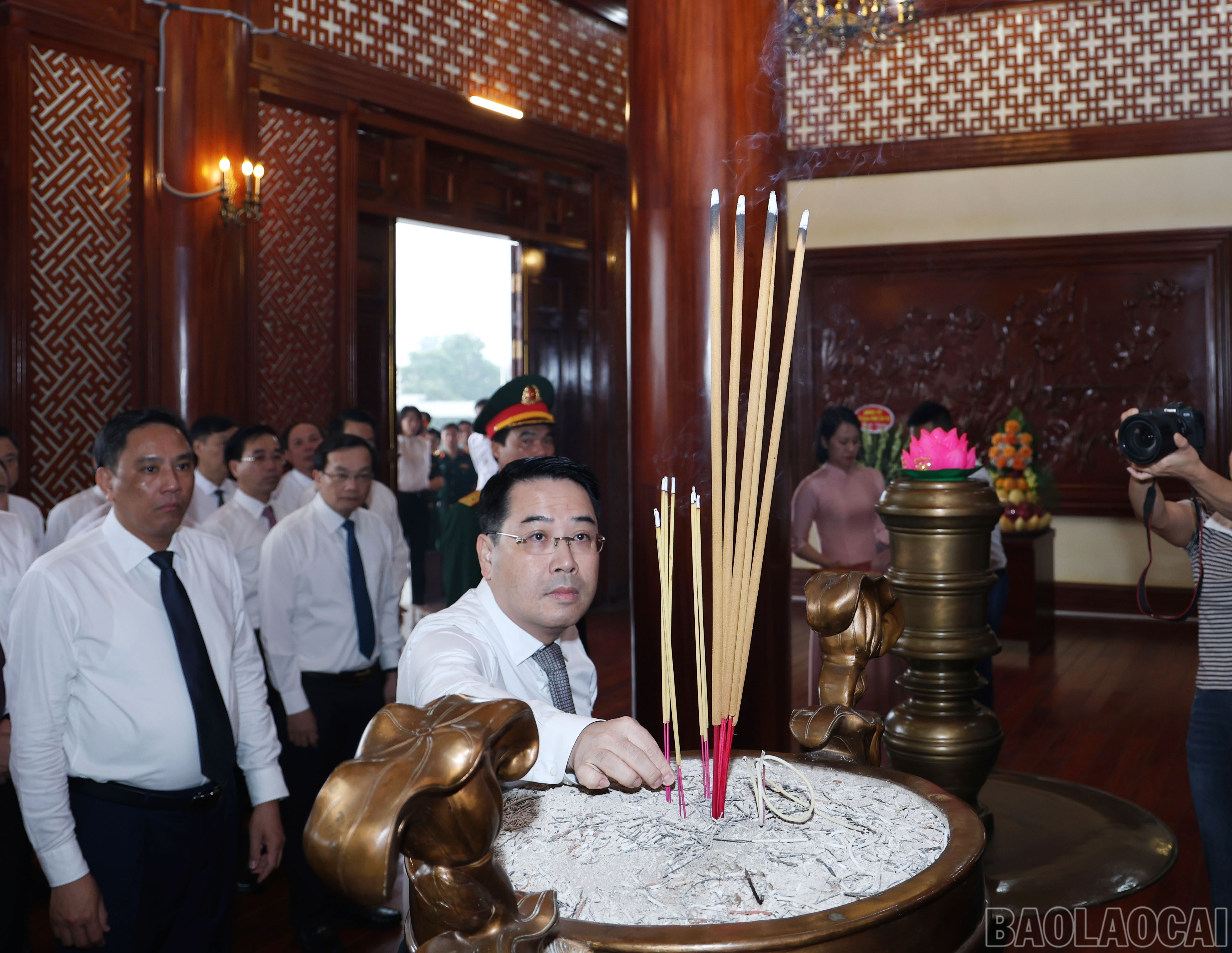 Đồng chí Nguyễn Tuấn Anh - Phó Bí thư Tỉnh ủy dâng hương. baolaocai-br_img-8165.jpg